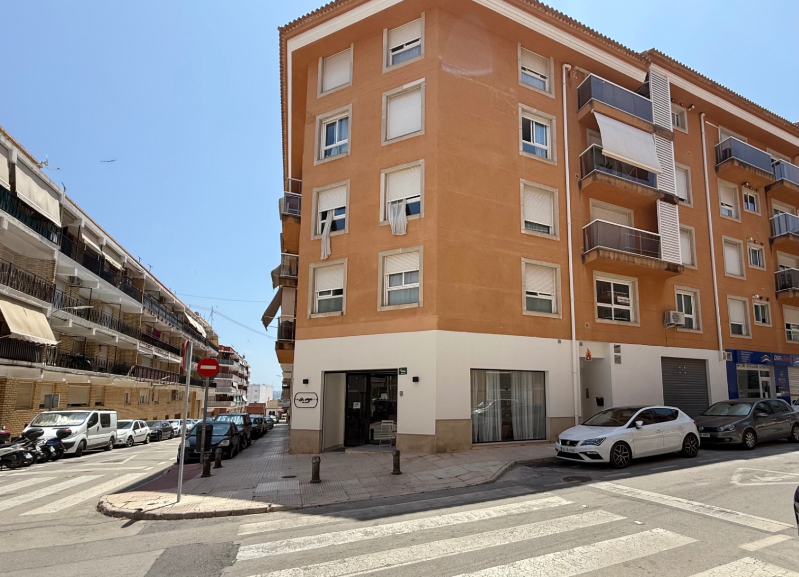 Bright 2-bedroom apartment with parking and storage, Jávea 