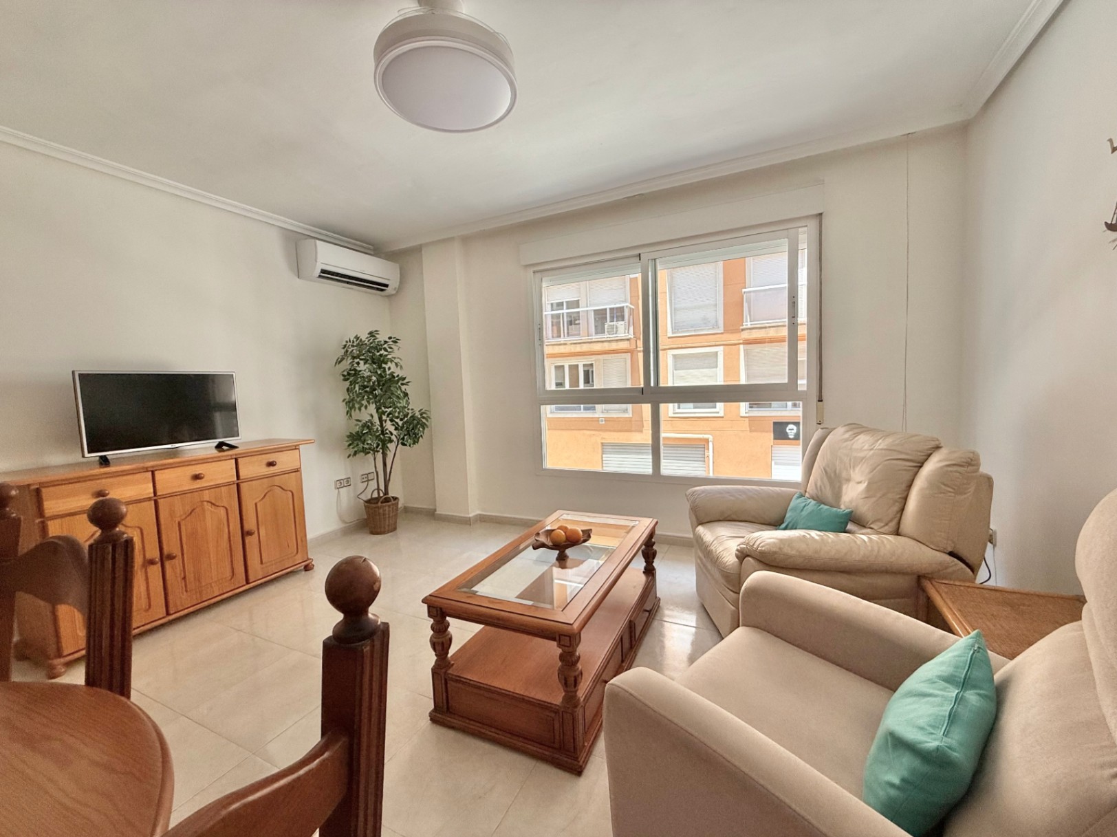 Bright 2-bedroom apartment with parking and storage, Jávea 