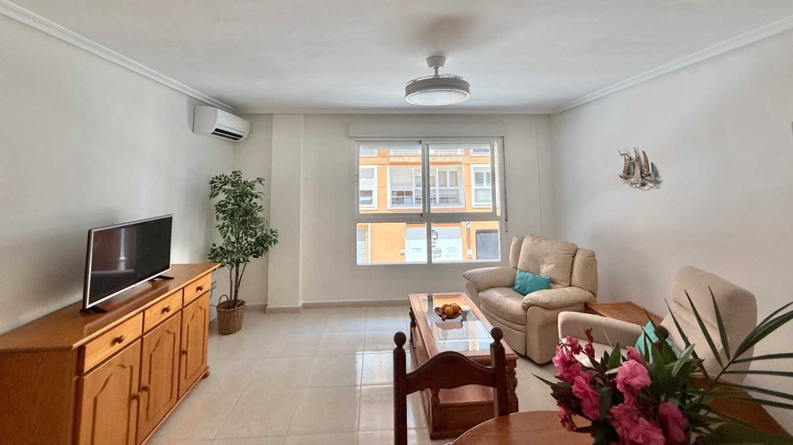 Bright 2-bedroom apartment with parking and storage, Jávea 