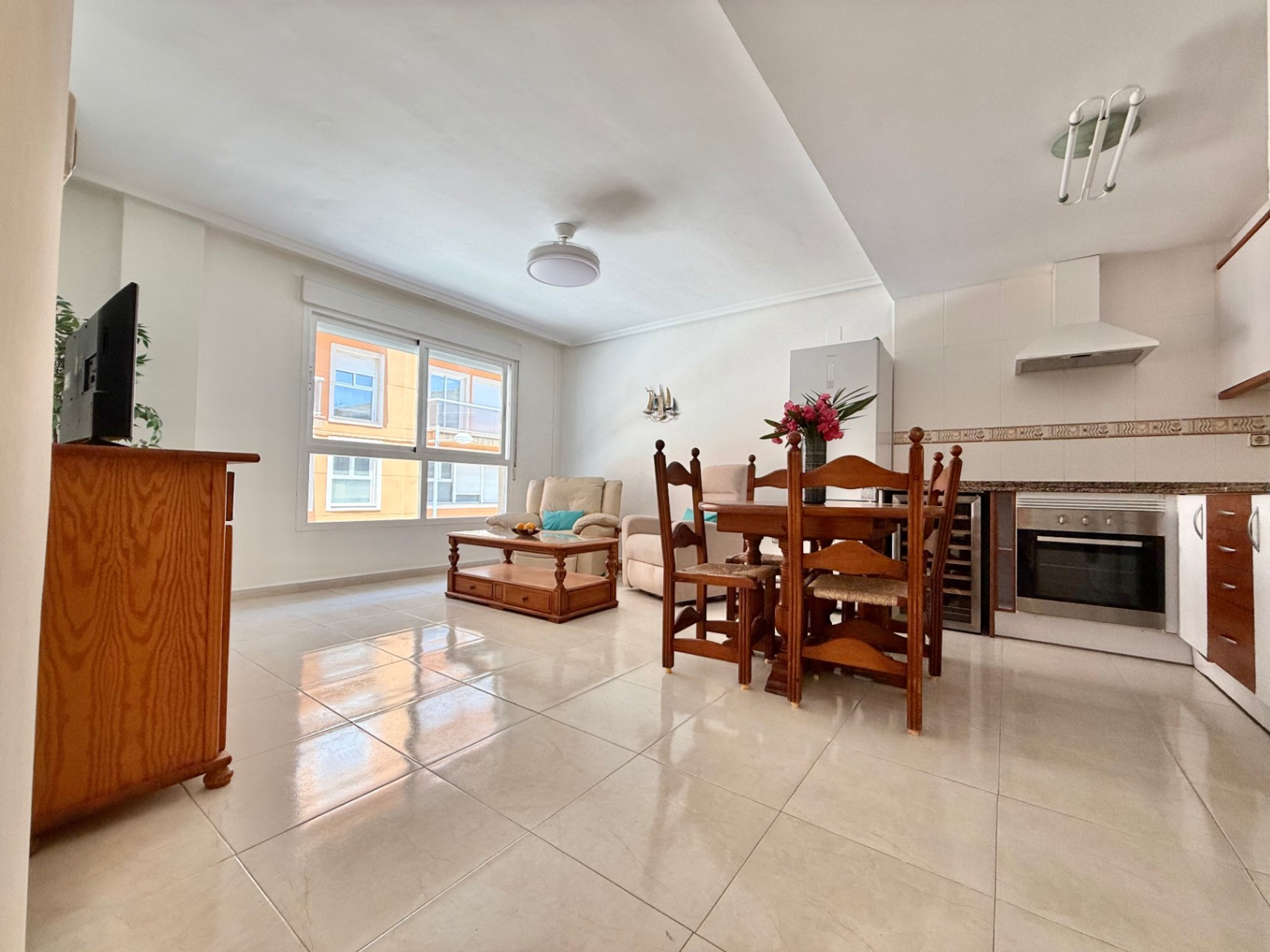 Bright 2-bedroom apartment with parking and storage, Jávea 