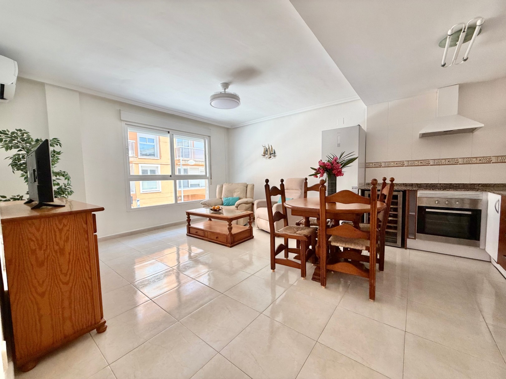 Bright 2-bedroom apartment with parking and storage, Jávea 
