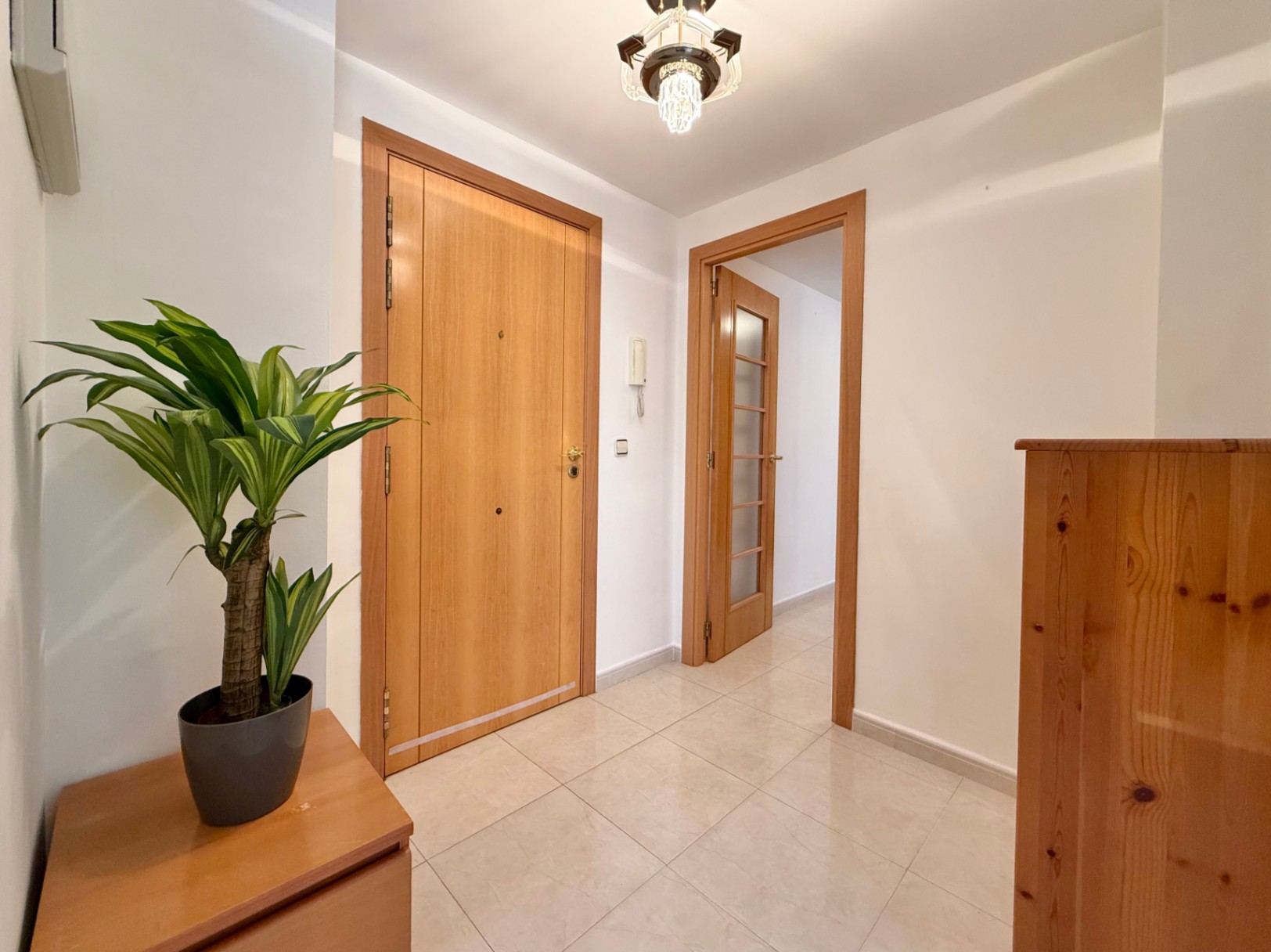 Bright 2-bedroom apartment with parking and storage, Jávea 