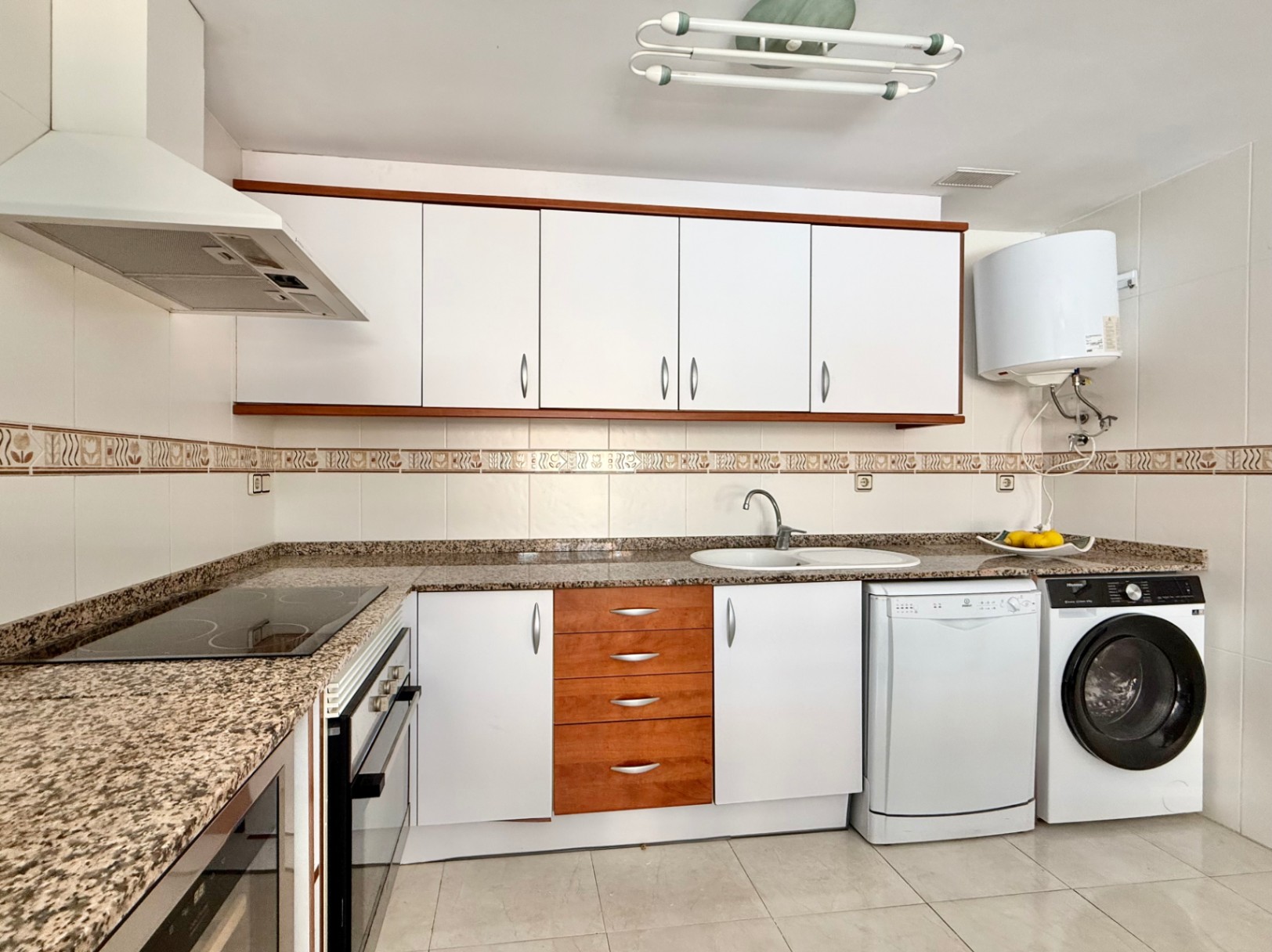 Bright 2-bedroom apartment with parking and storage, Jávea 