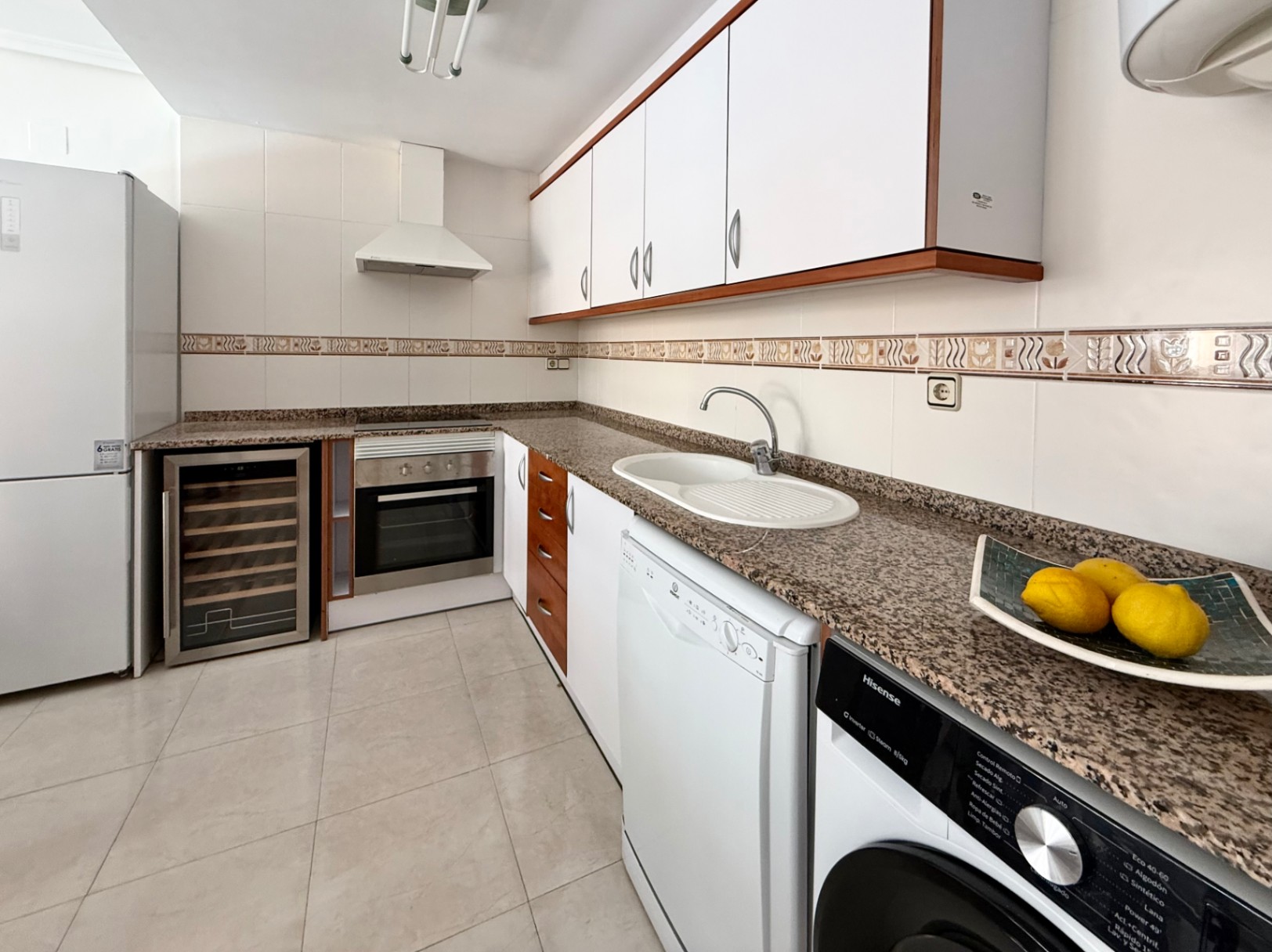 Bright 2-bedroom apartment with parking and storage, Jávea 