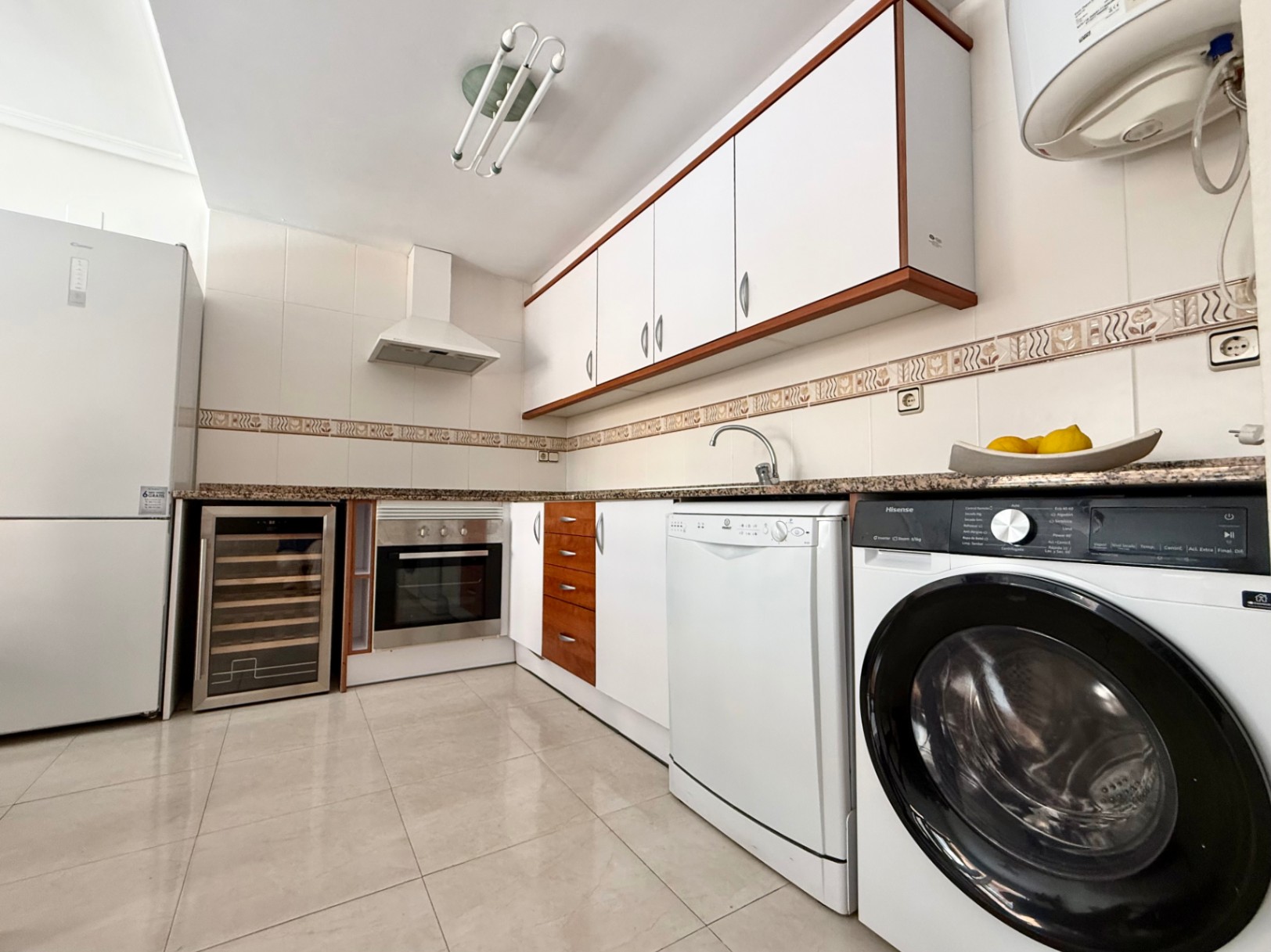 Bright 2-bedroom apartment with parking and storage, Jávea 