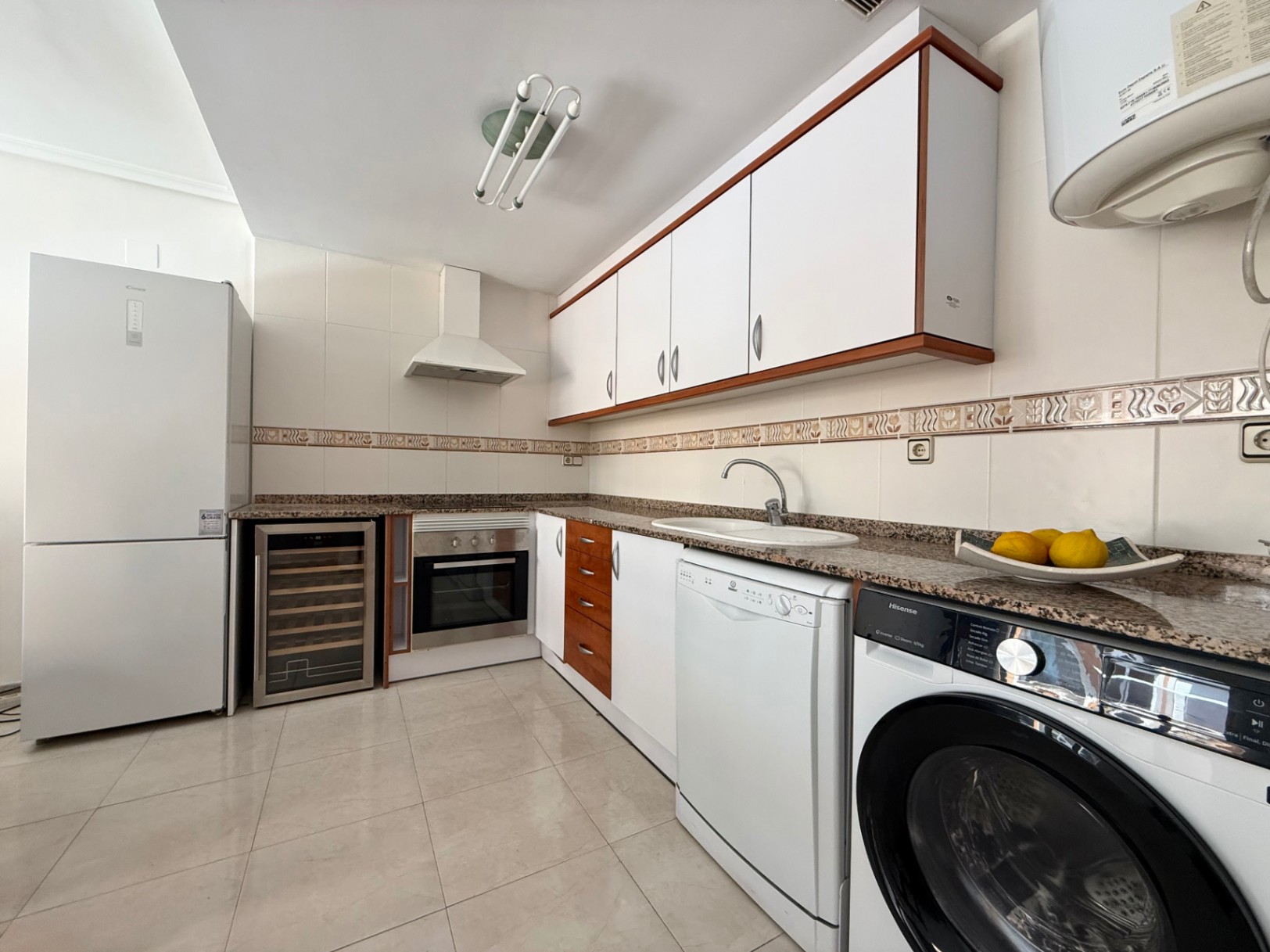 Bright 2-bedroom apartment with parking and storage, Jávea 