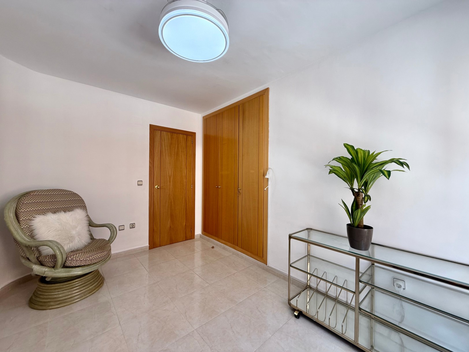 Bright 2-bedroom apartment with parking and storage, Jávea 