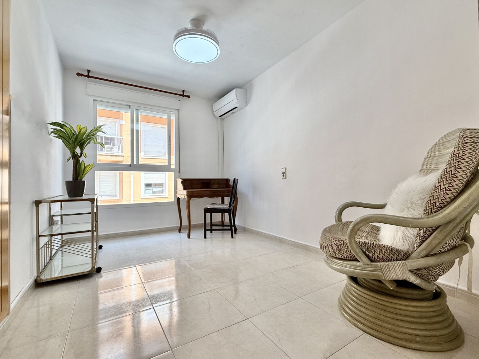 Bright 2-bedroom apartment with parking and storage, Jávea 