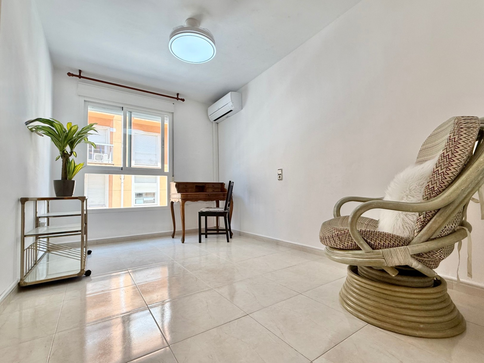 Bright 2-bedroom apartment with parking and storage, Jávea 