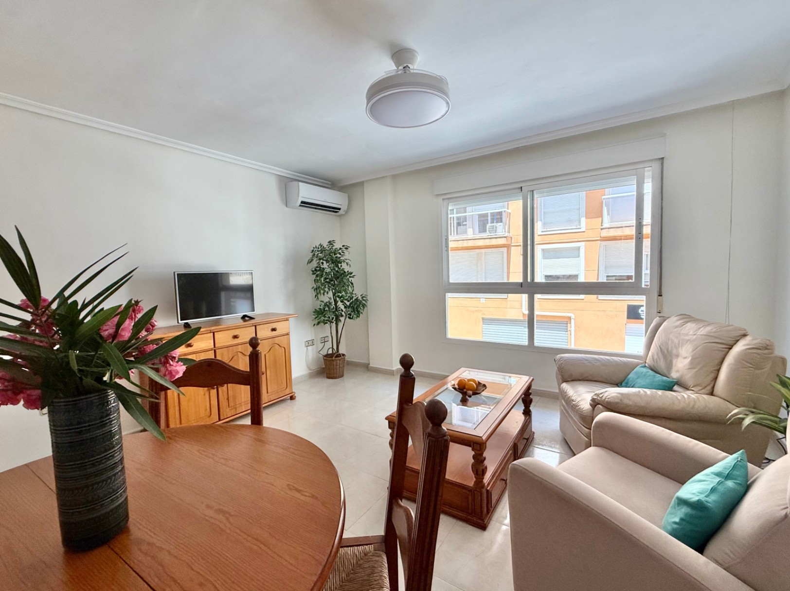 Bright 2-bedroom apartment with parking and storage, Jávea 