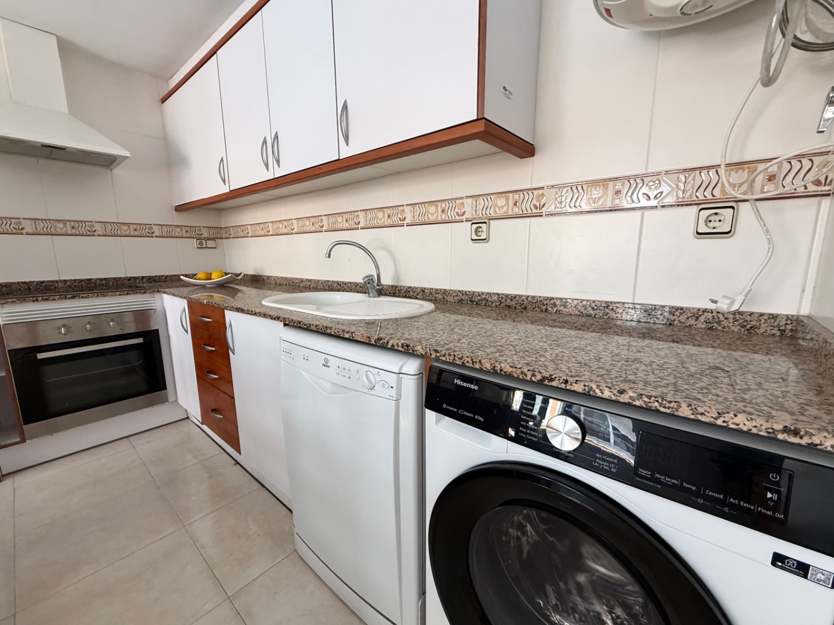 Bright 2-bedroom apartment with parking and storage, Jávea 