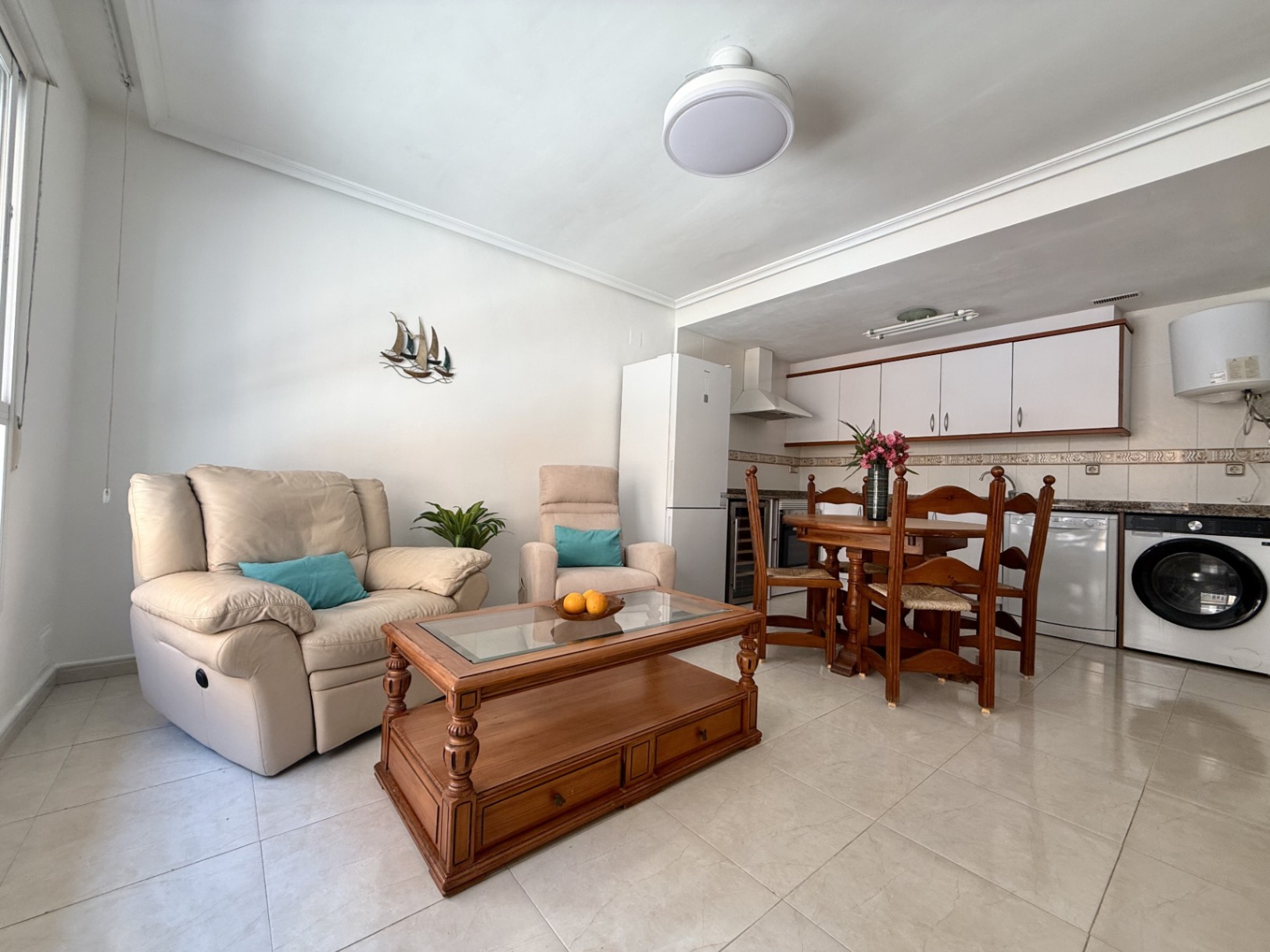 Bright 2-bedroom apartment with parking and storage, Jávea 