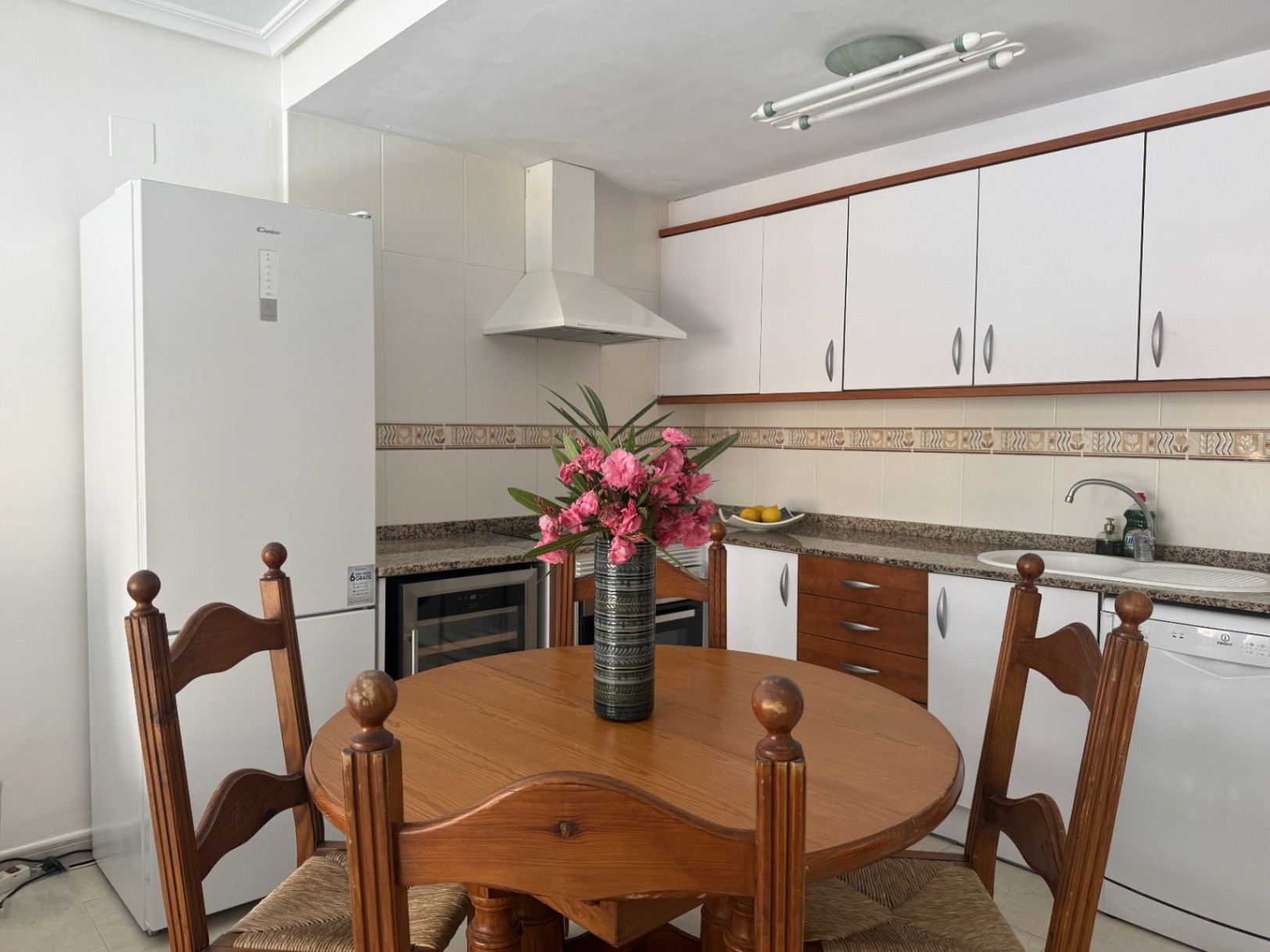 Bright 2-bedroom apartment with parking and storage, Jávea 