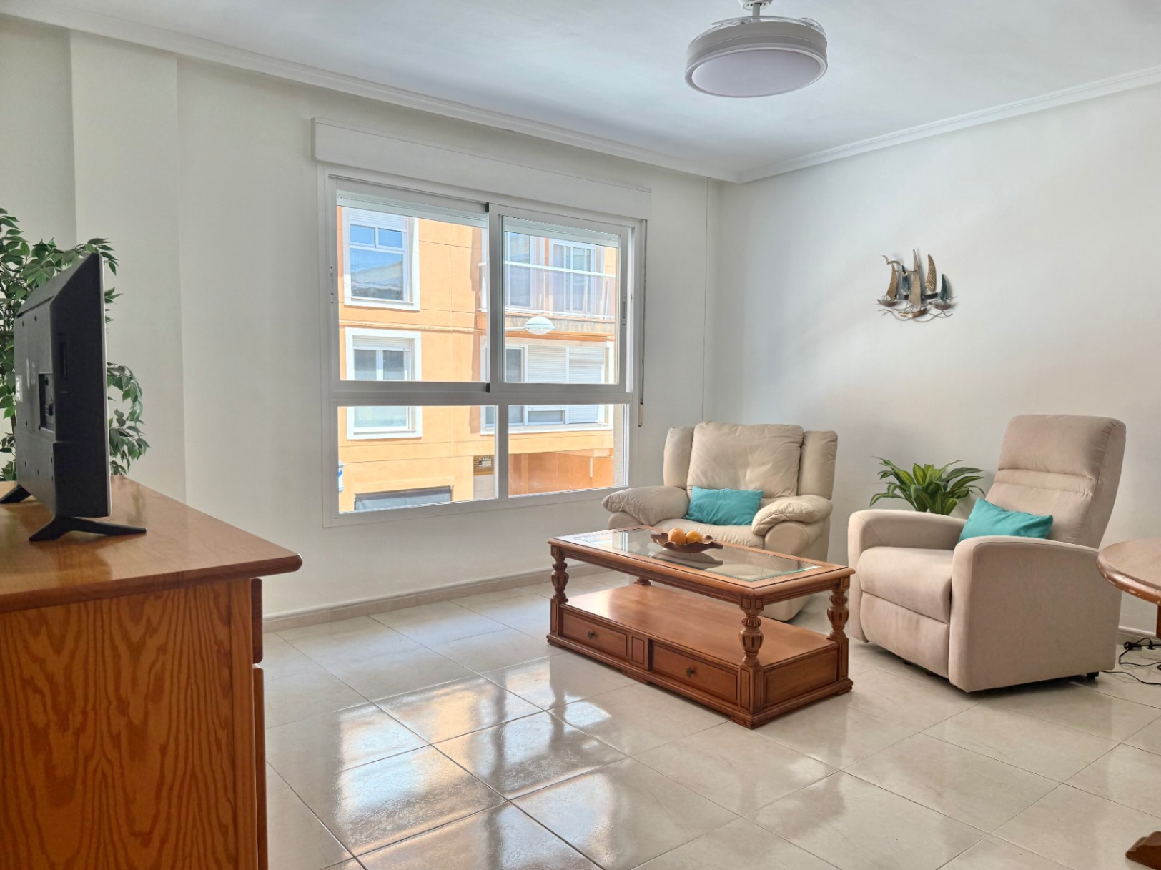 Bright 2-bedroom apartment with parking and storage, Jávea 