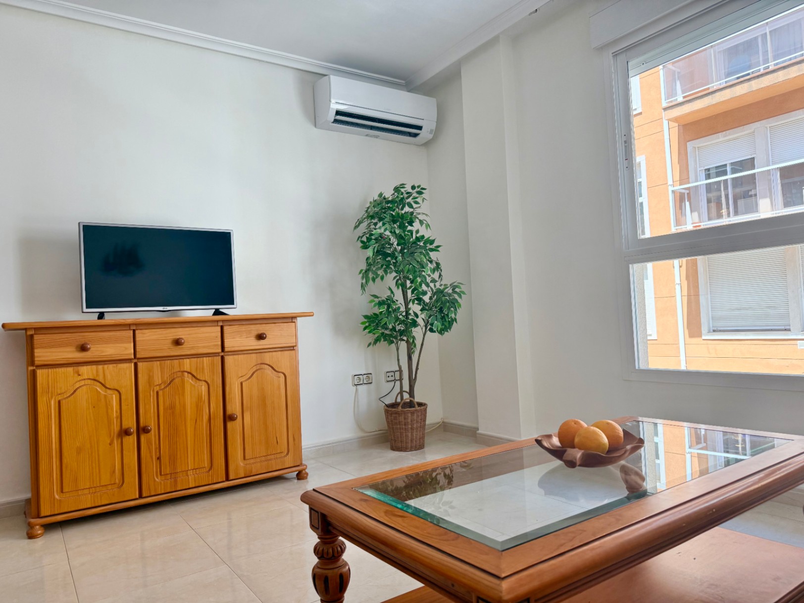 Bright 2-bedroom apartment with parking and storage, Jávea 