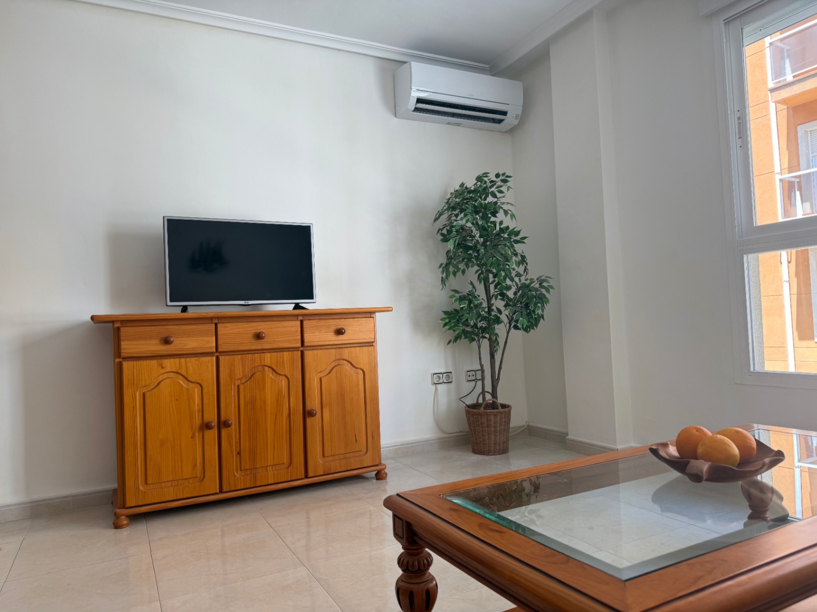 Bright 2-bedroom apartment with parking and storage, Jávea 