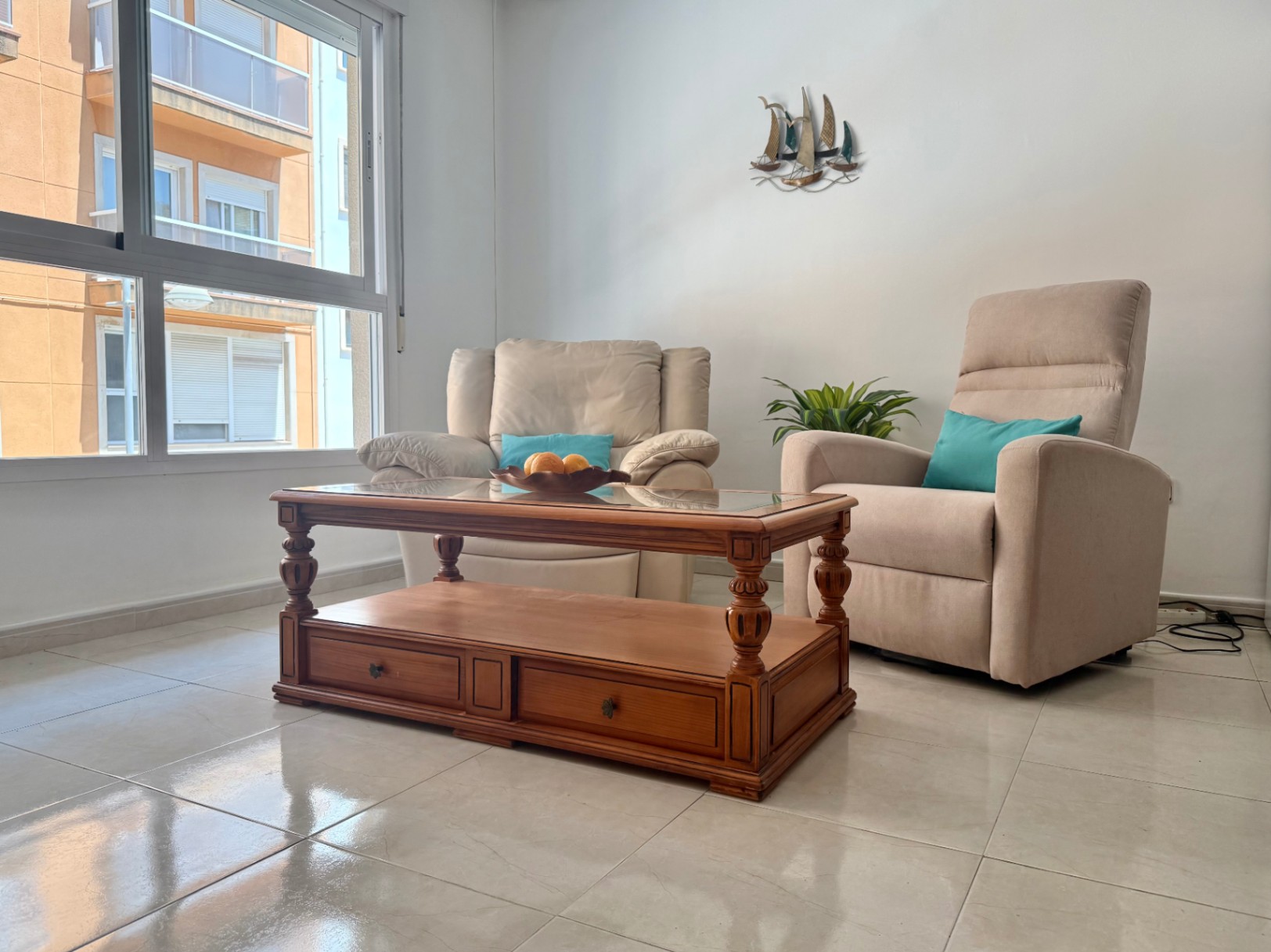 Bright 2-bedroom apartment with parking and storage, Jávea 