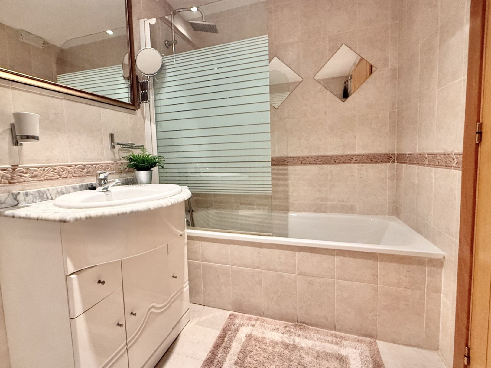 Bright 2-bedroom apartment with parking and storage, Jávea 