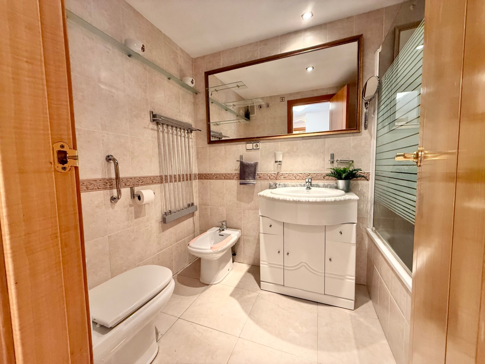 Bright 2-bedroom apartment with parking and storage, Jávea 