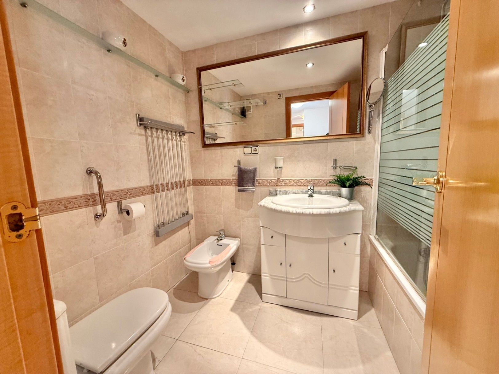 Bright 2-bedroom apartment with parking and storage, Jávea 
