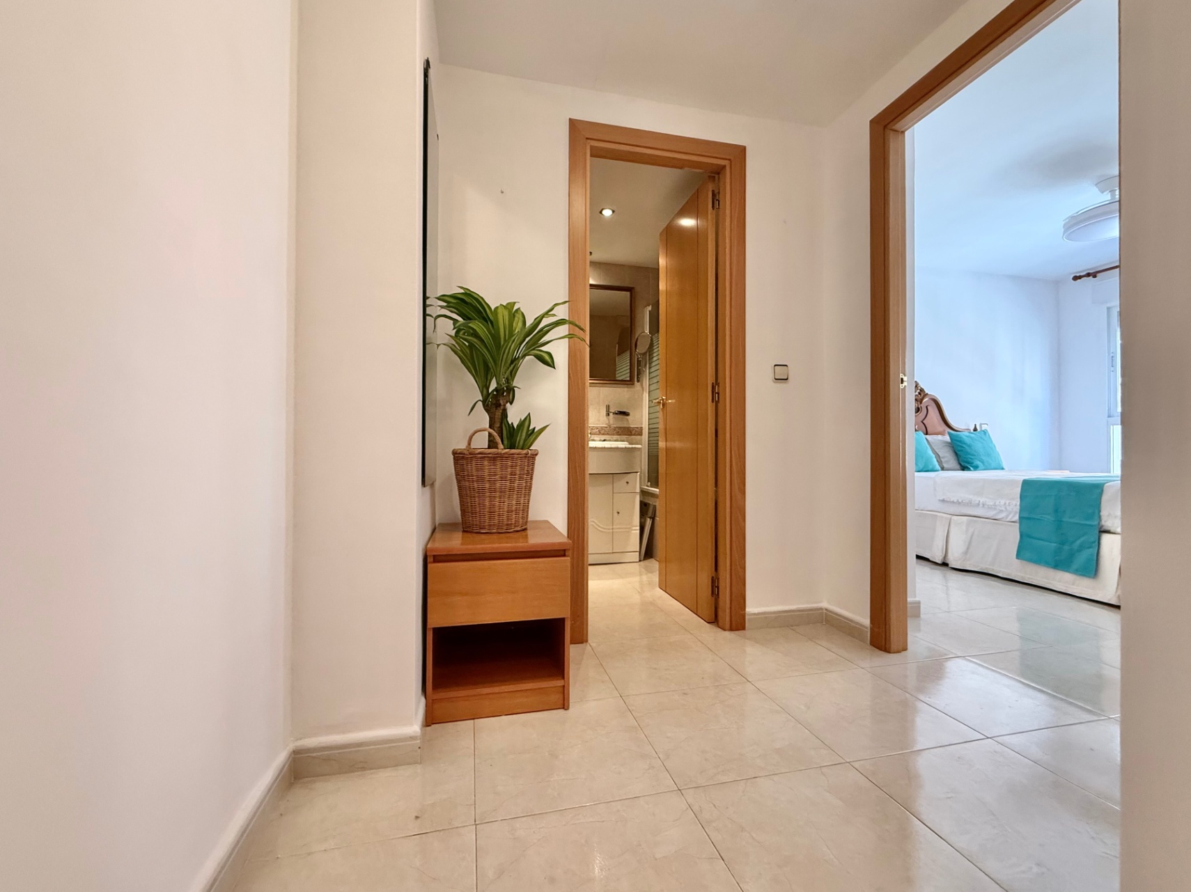 Bright 2-bedroom apartment with parking and storage, Jávea 