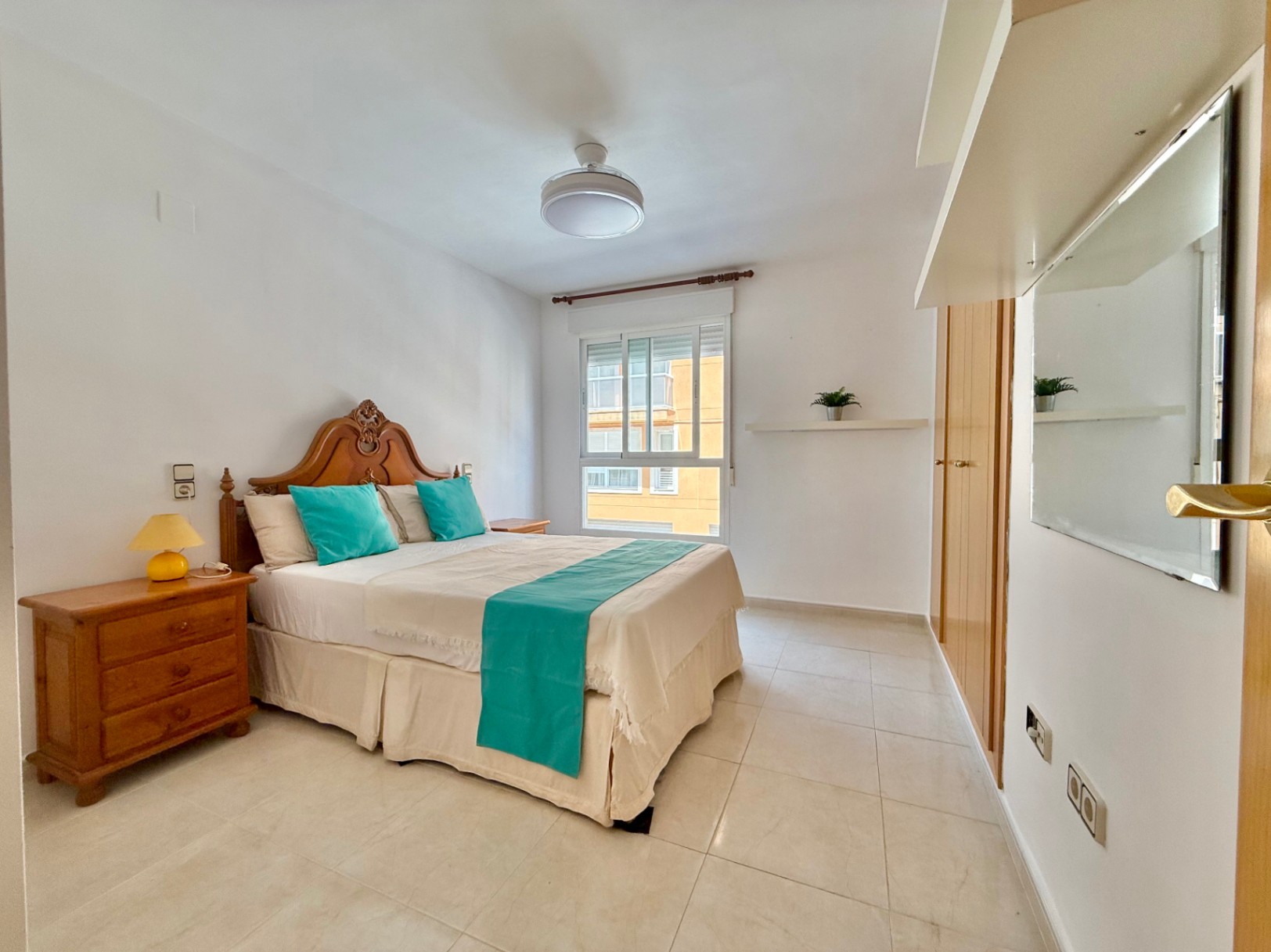 Bright 2-bedroom apartment with parking and storage, Jávea 