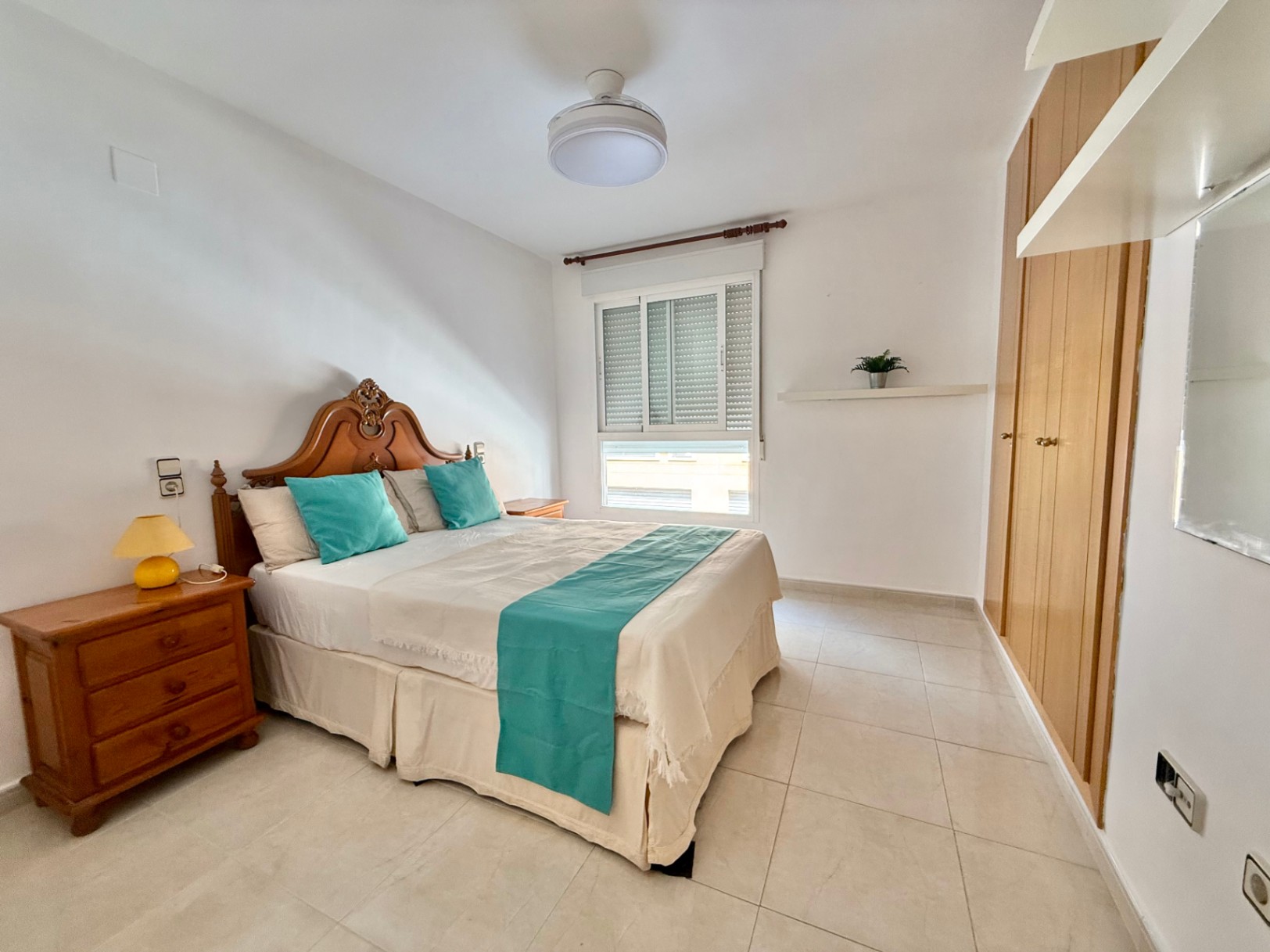 Bright 2-bedroom apartment with parking and storage, Jávea 