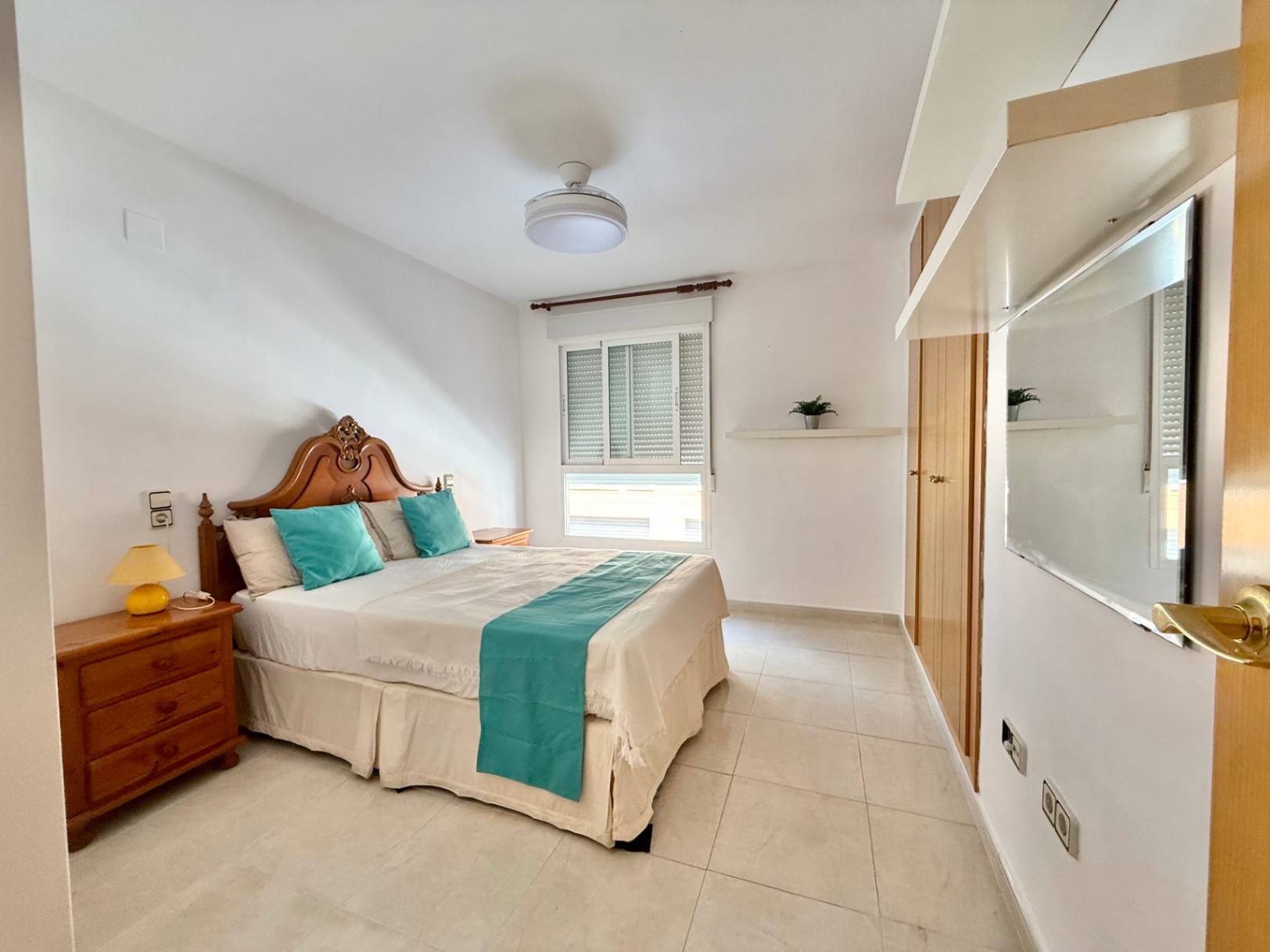Bright 2-bedroom apartment with parking and storage, Jávea 
