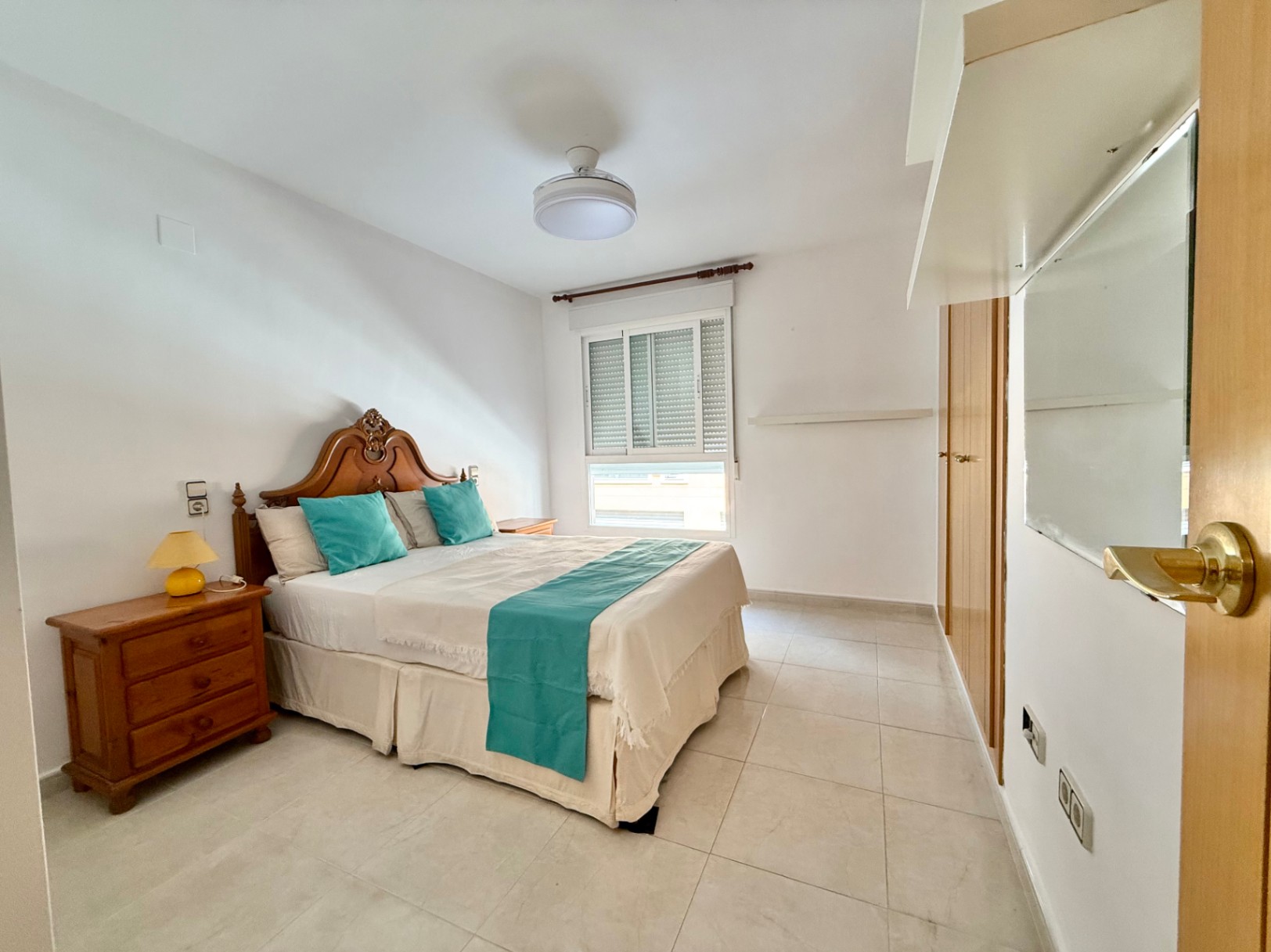 Bright 2-bedroom apartment with parking and storage, Jávea 