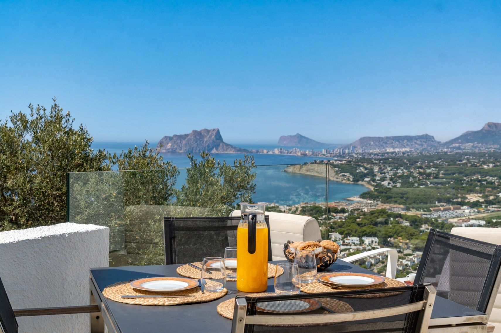 Villa con vistas panorámicas únicas al mar, la montaña y atardeceres sobre El Portet