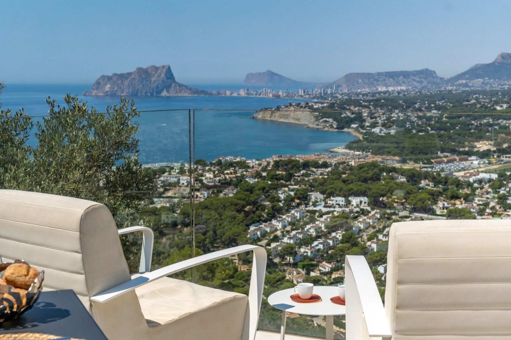 Villa con vistas panorámicas únicas al mar, la montaña y atardeceres sobre El Portet