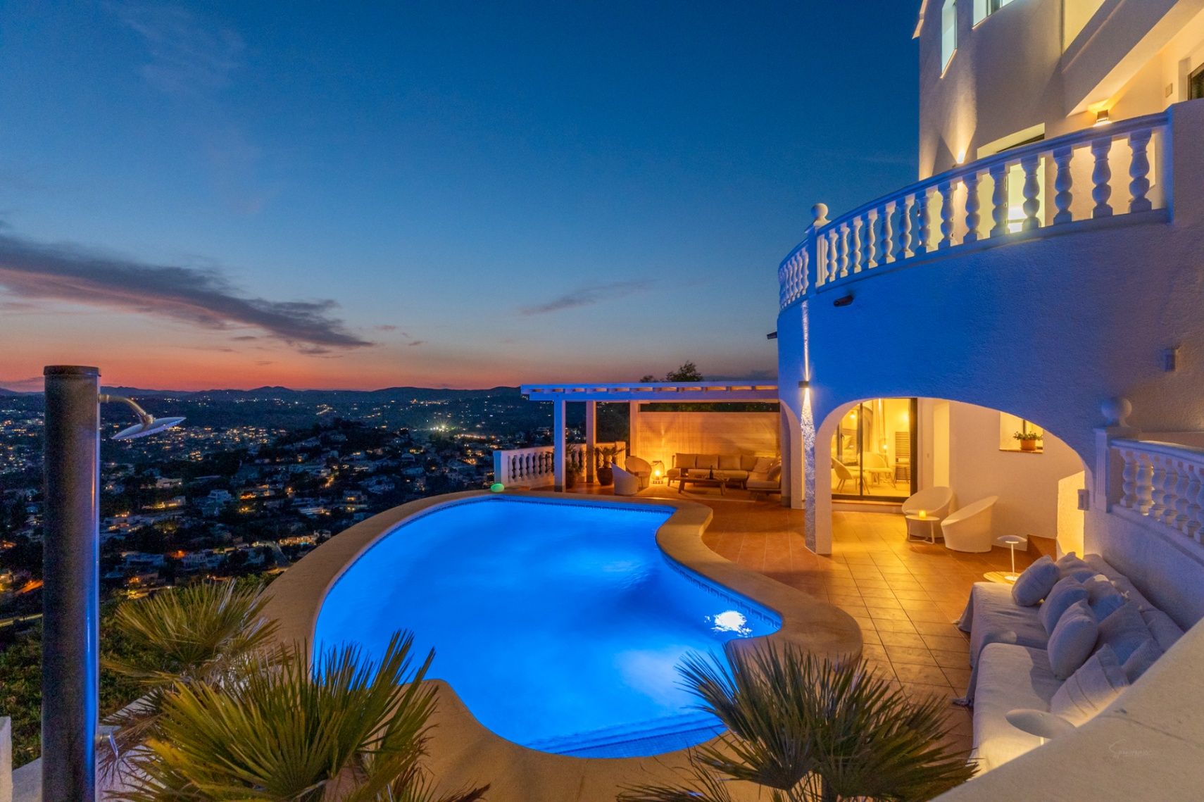 Villa con vistas panorámicas únicas al mar, la montaña y atardeceres sobre El Portet