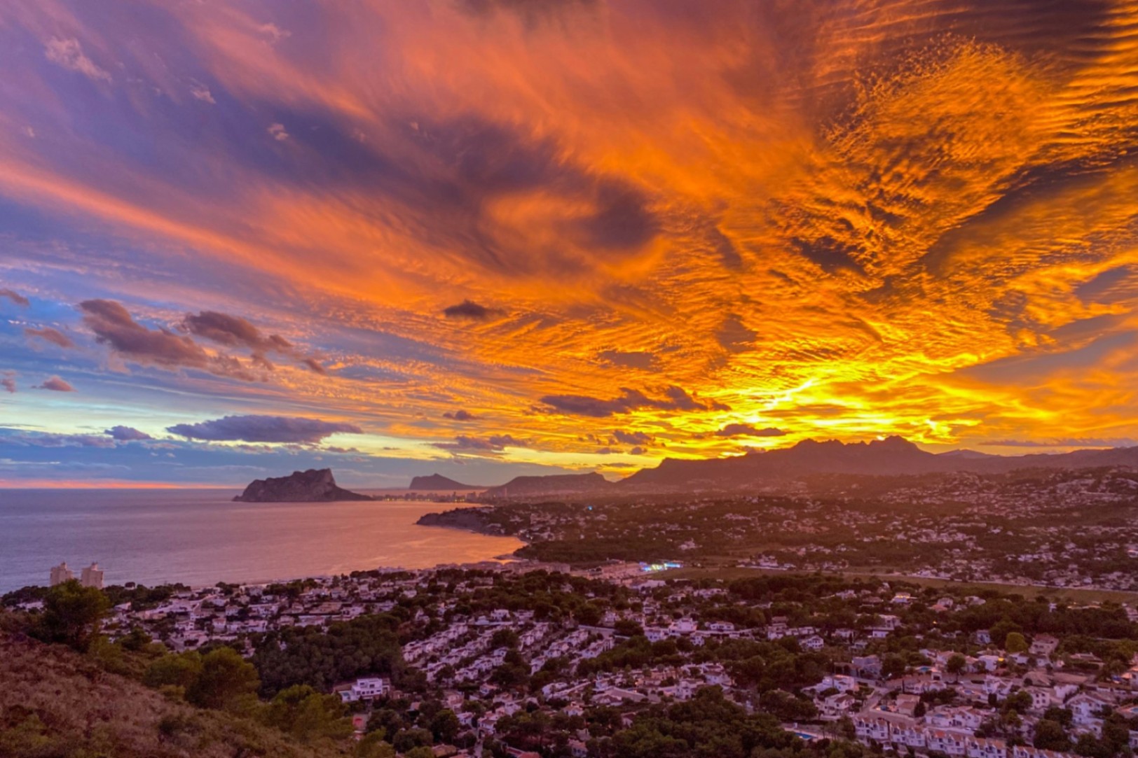 Villa con vistas panorámicas únicas al mar, la montaña y atardeceres sobre El Portet