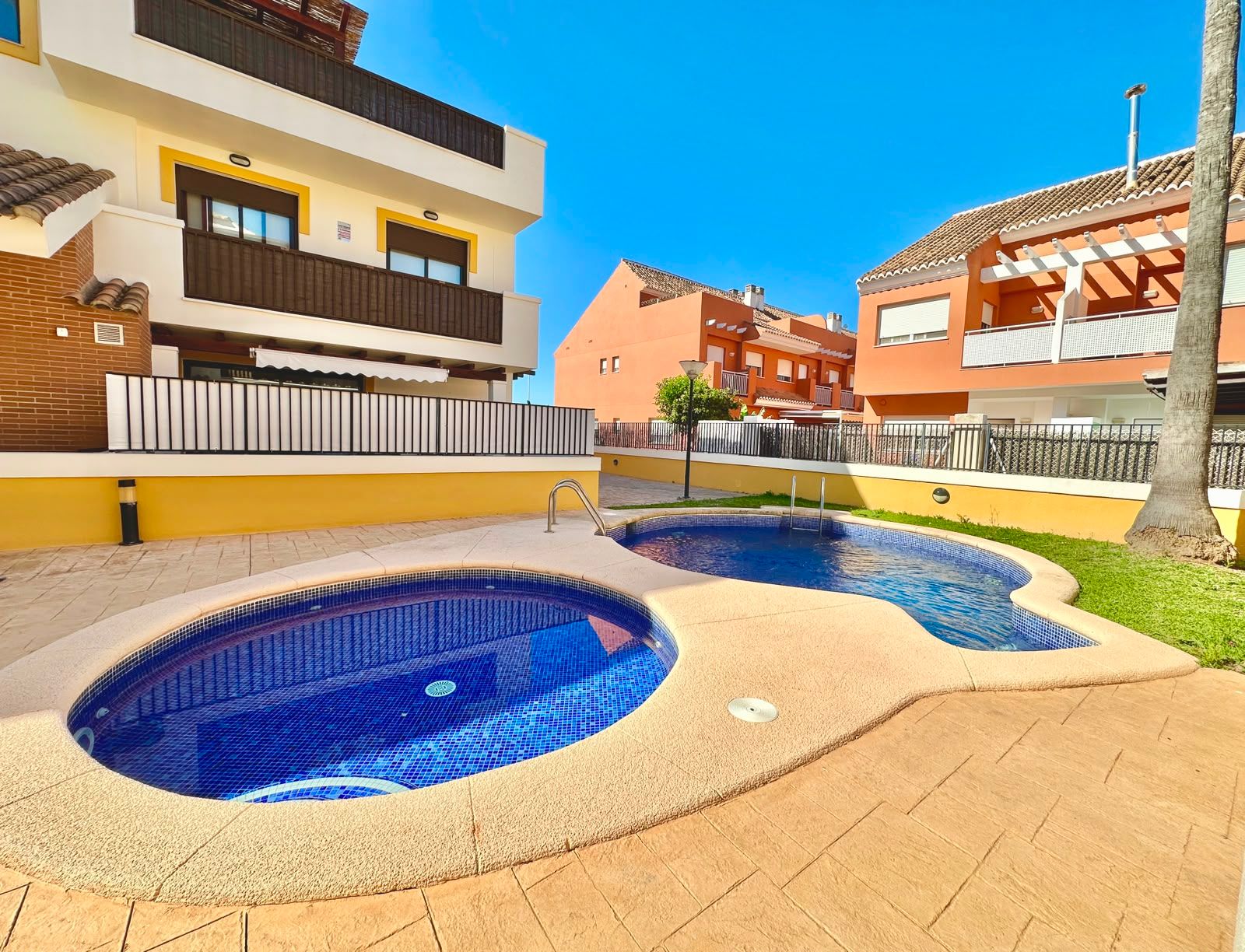 Apartment with a spacious terrace, garage, and storage room near the Port of Javea.