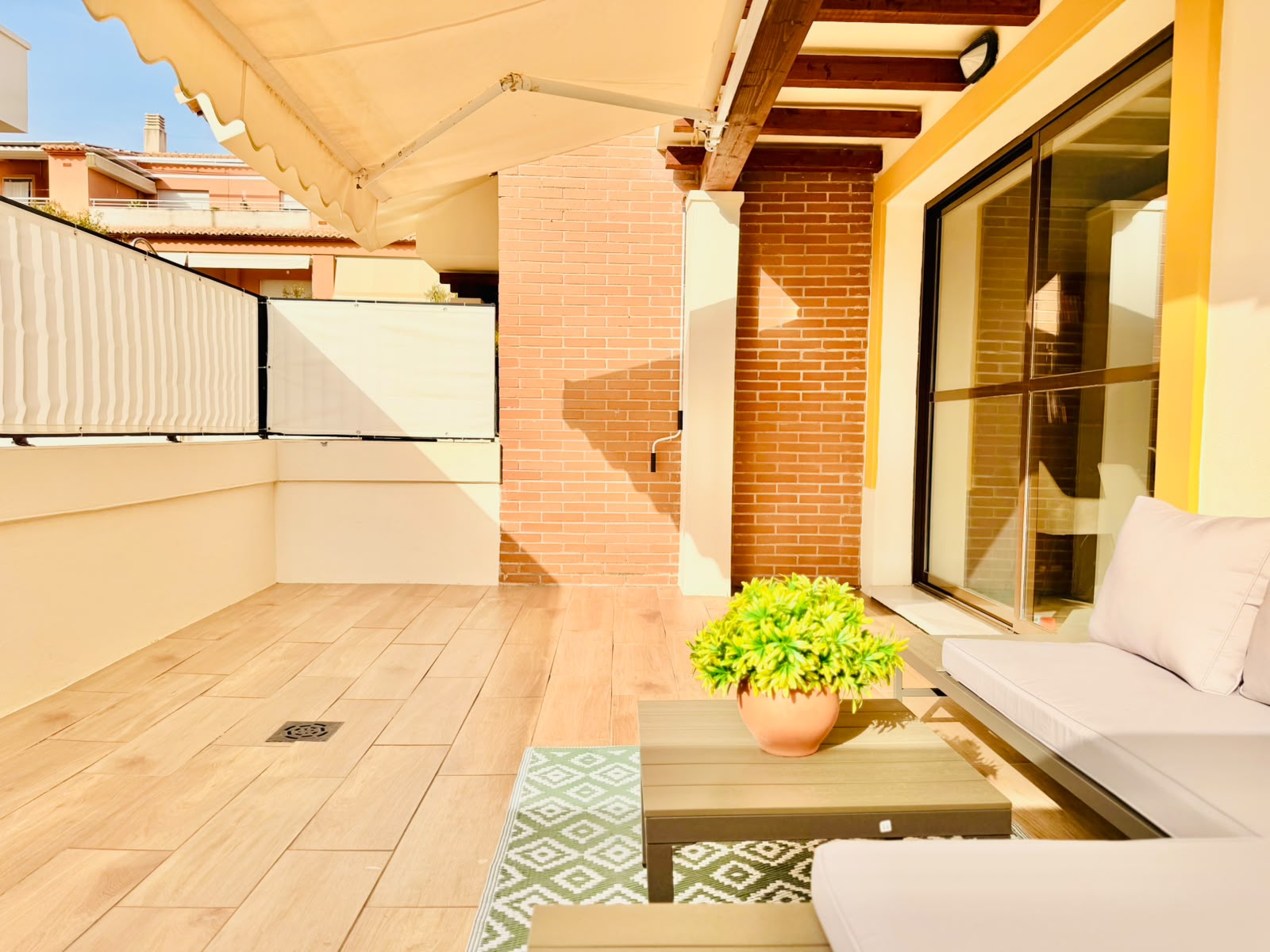 Apartment with a spacious terrace, garage, and storage room near the Port of Javea.
