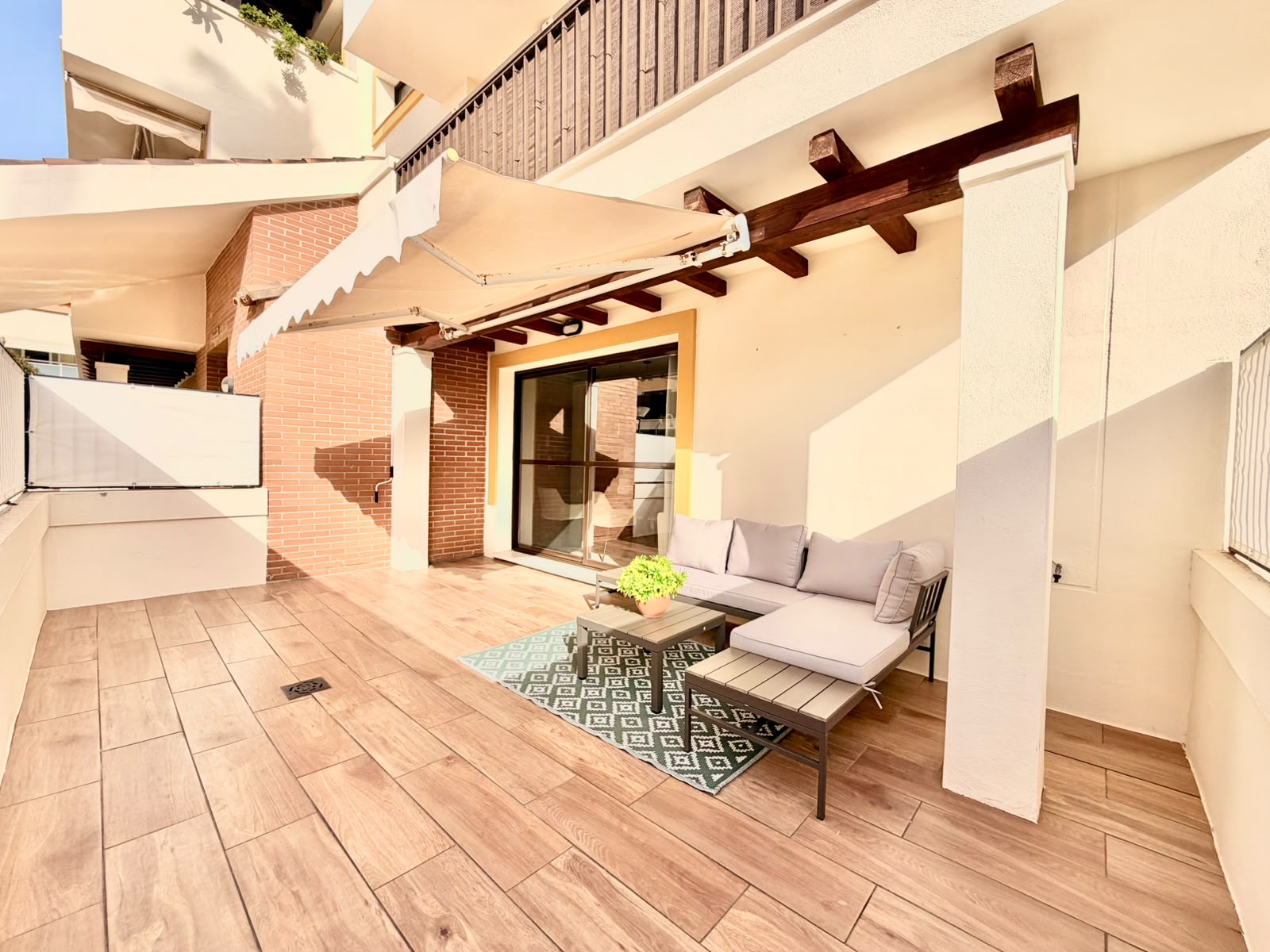 Apartment with a spacious terrace, garage, and storage room near the Port of Javea.