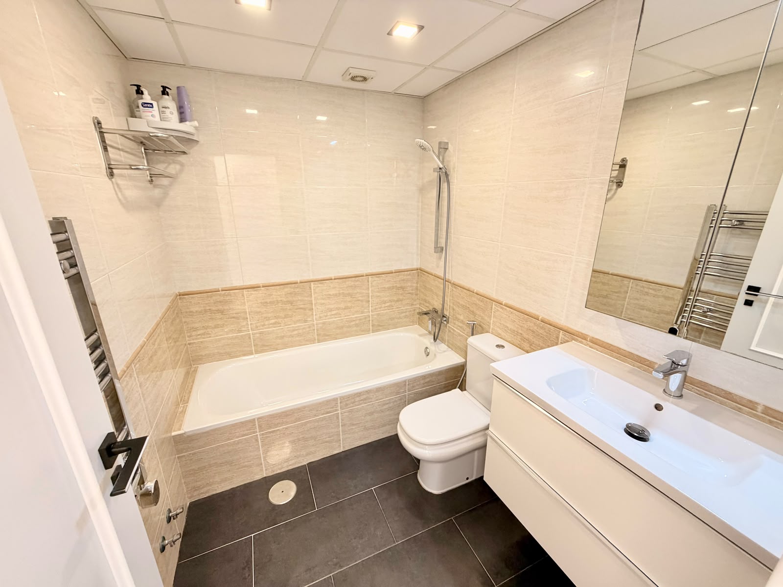 Apartment with a spacious terrace, garage, and storage room near the Port of Javea.