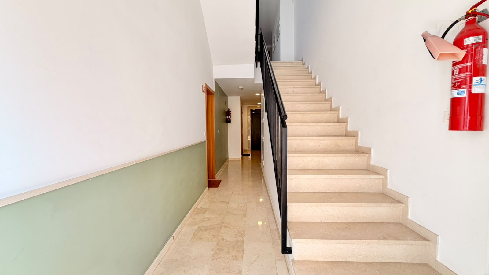 Apartment with a spacious terrace, garage, and storage room near the Port of Javea.