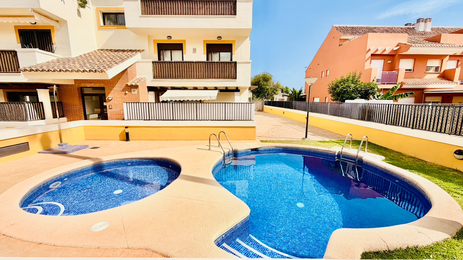 Apartment with a spacious terrace, garage, and storage room near the Port of Javea.
