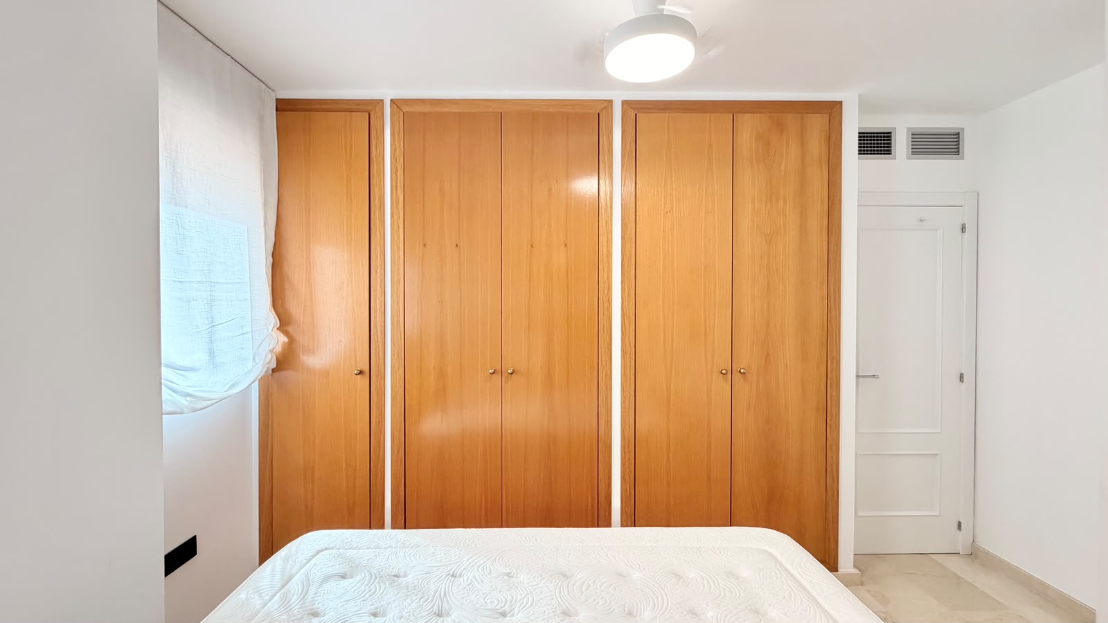 Apartment with a spacious terrace, garage, and storage room near the Port of Javea.