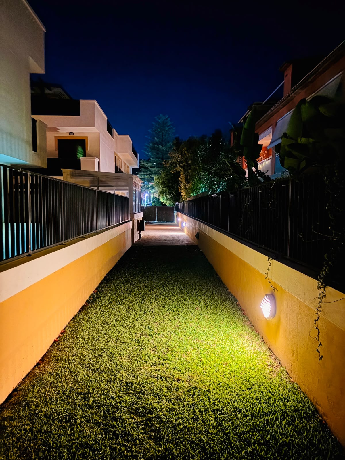 Apartment with a spacious terrace, garage, and storage room near the Port of Javea.