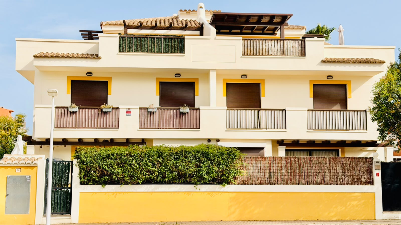 Apartment with a spacious terrace, garage, and storage room near the Port of Javea.