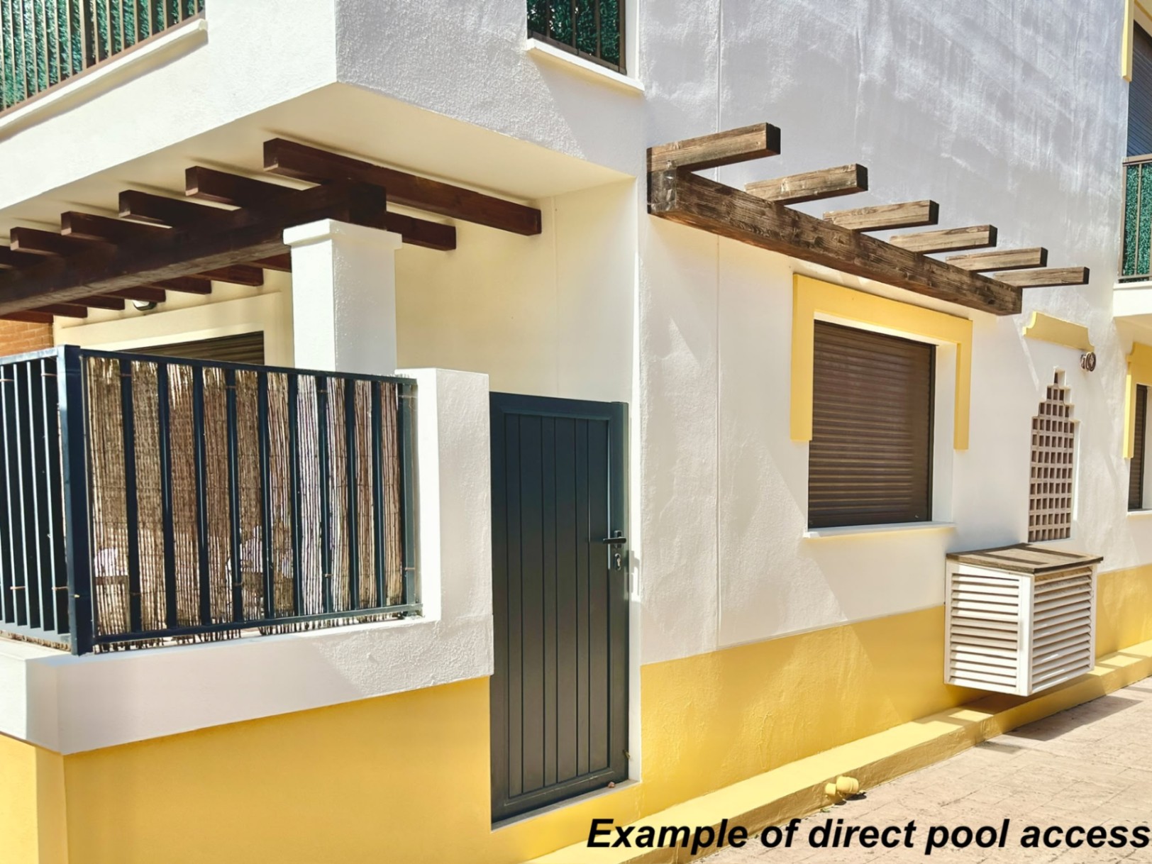 Apartment with a spacious terrace, garage, and storage room near the Port of Javea.