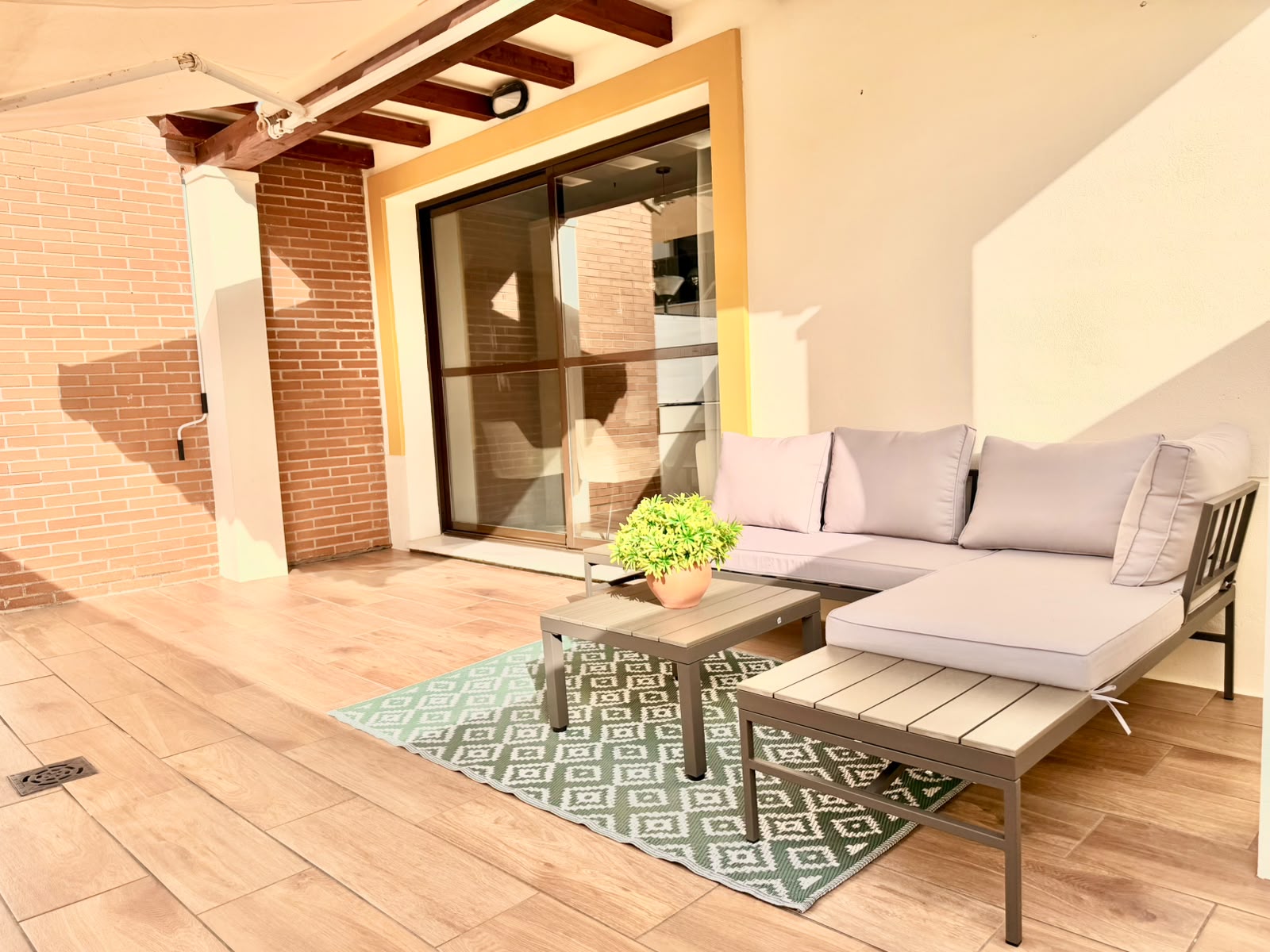 Apartment with a spacious terrace, garage, and storage room near the Port of Javea.
