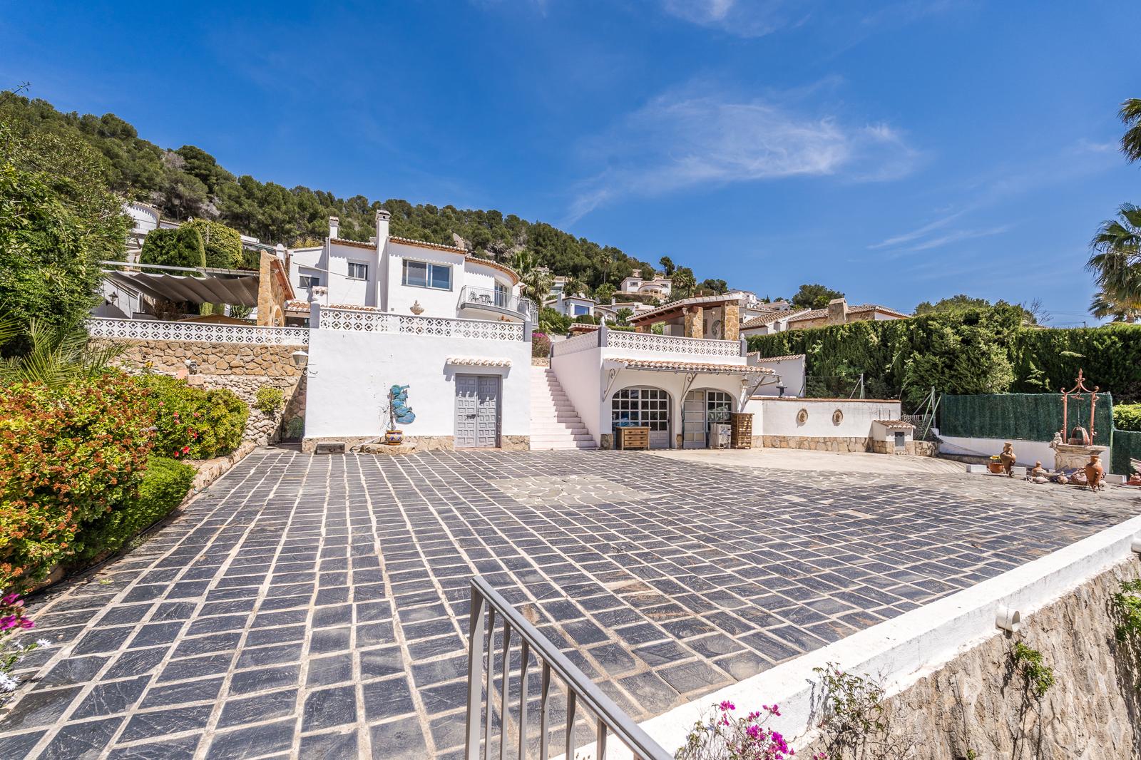 Renovated villa with panoramic views and additional buildable plot for sale in El Rafalet, Jávea.