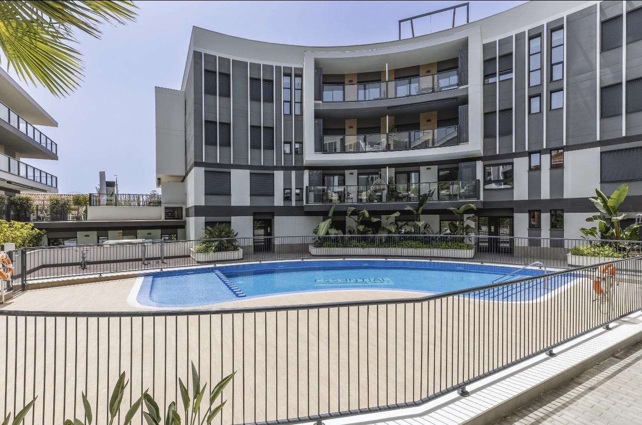 Exclusive 3-bedroom apartment with a huge private solarium and sea views in Javea.