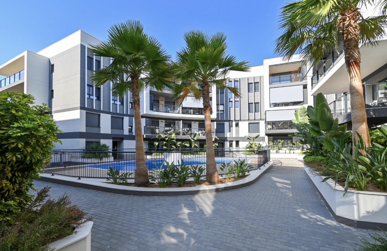 Exclusive 3-bedroom apartment with a huge private solarium and sea views in Javea.