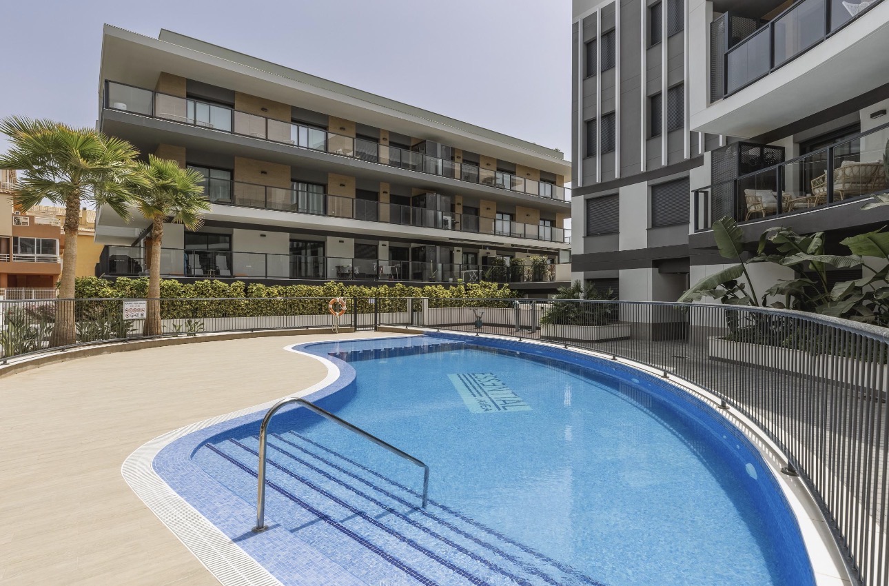Exclusive 3-bedroom apartment with a huge private solarium and sea views in Javea.