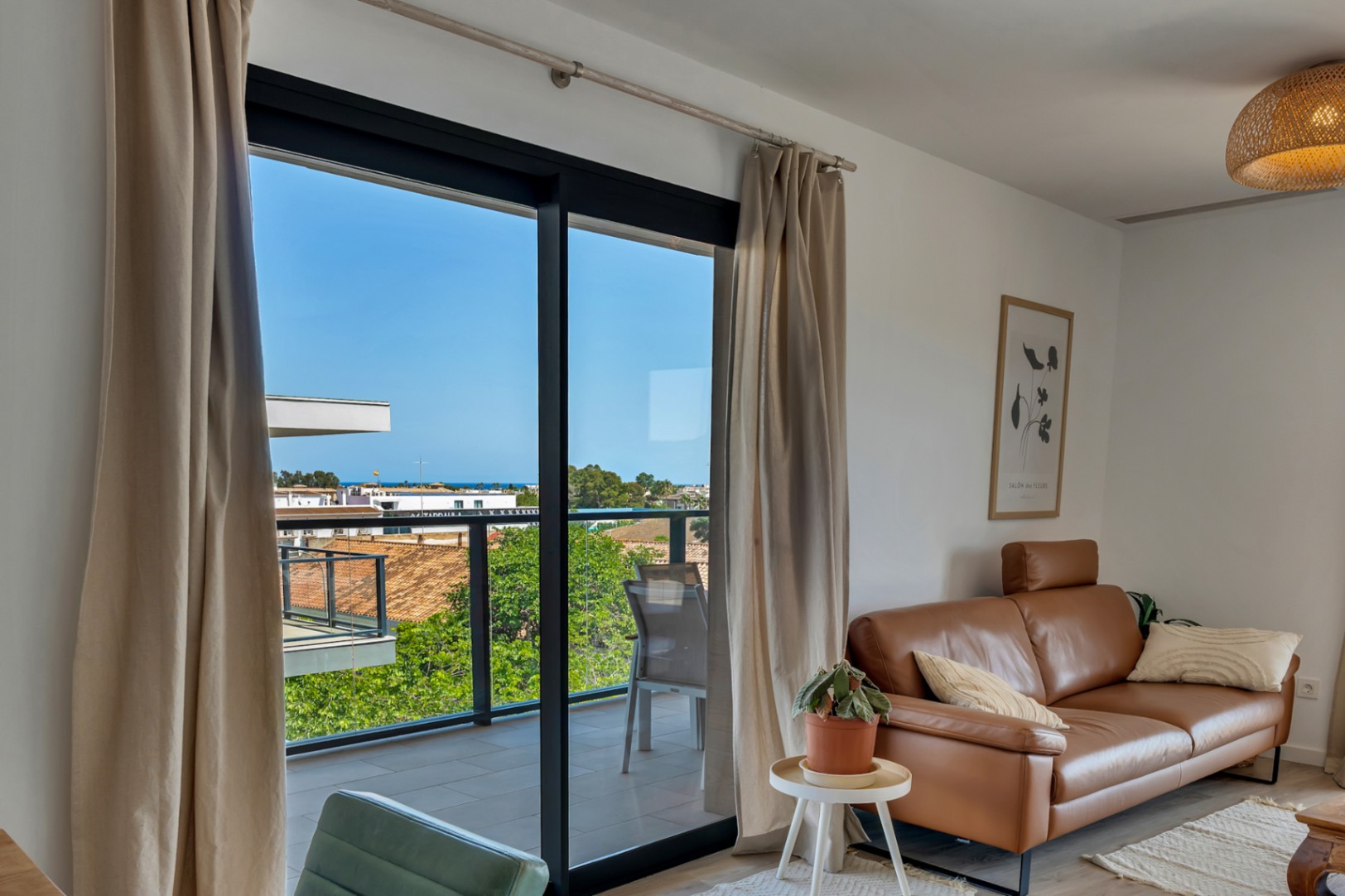 Exclusive 3-bedroom apartment with a huge private solarium and sea views in Javea.