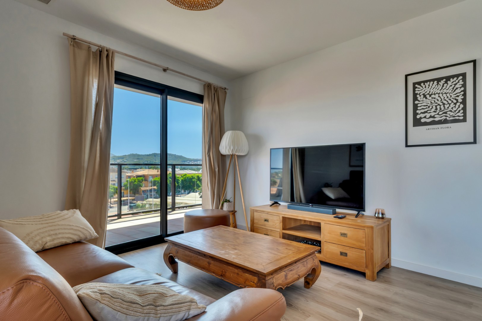 Exclusive 3-bedroom apartment with a huge private solarium and sea views in Javea.